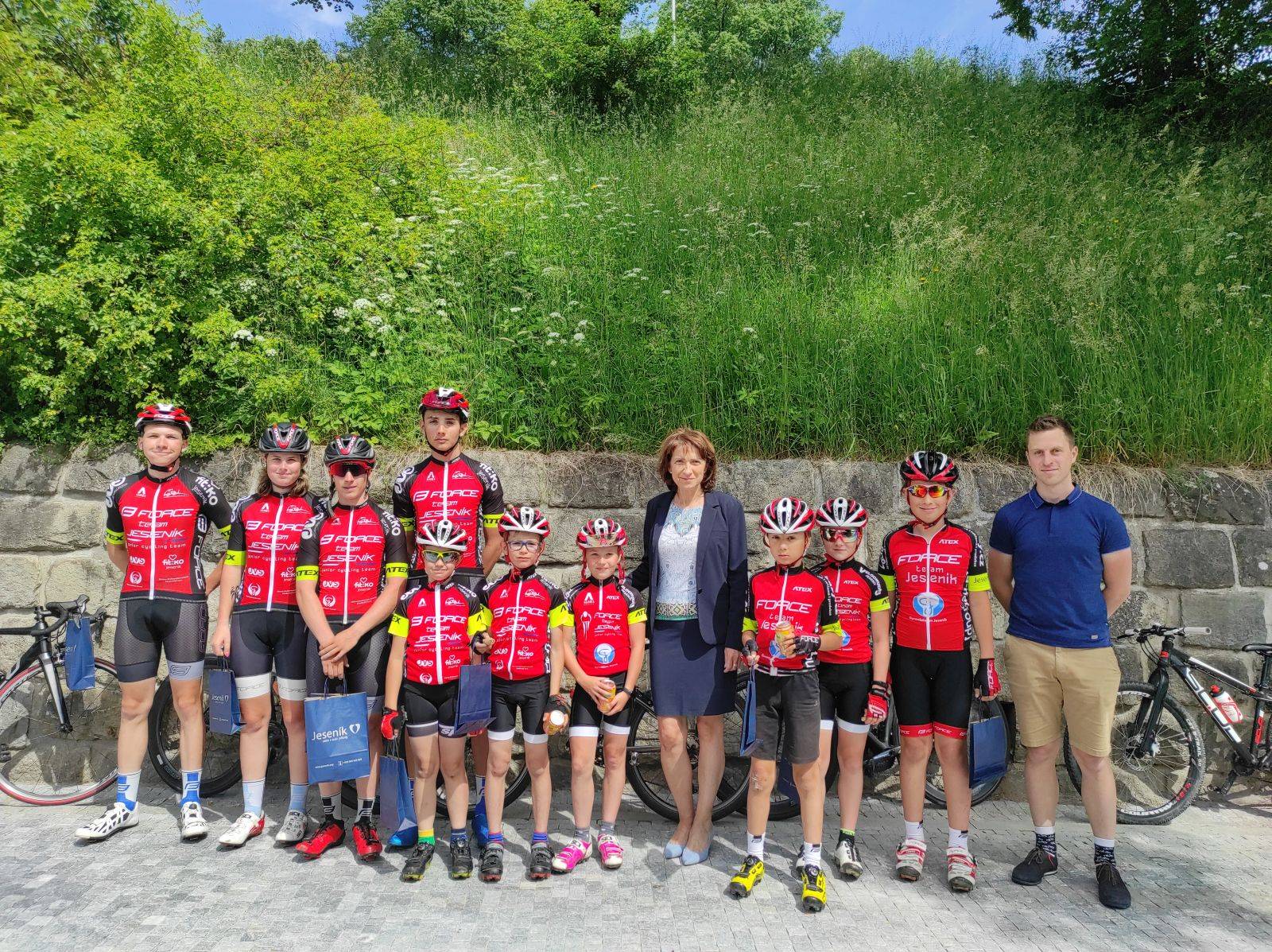 ZREKONSTRUOVANOU ULICI SYMBOLICKY OTEVŘELI JUNIORŠTÍ CYKLISTI