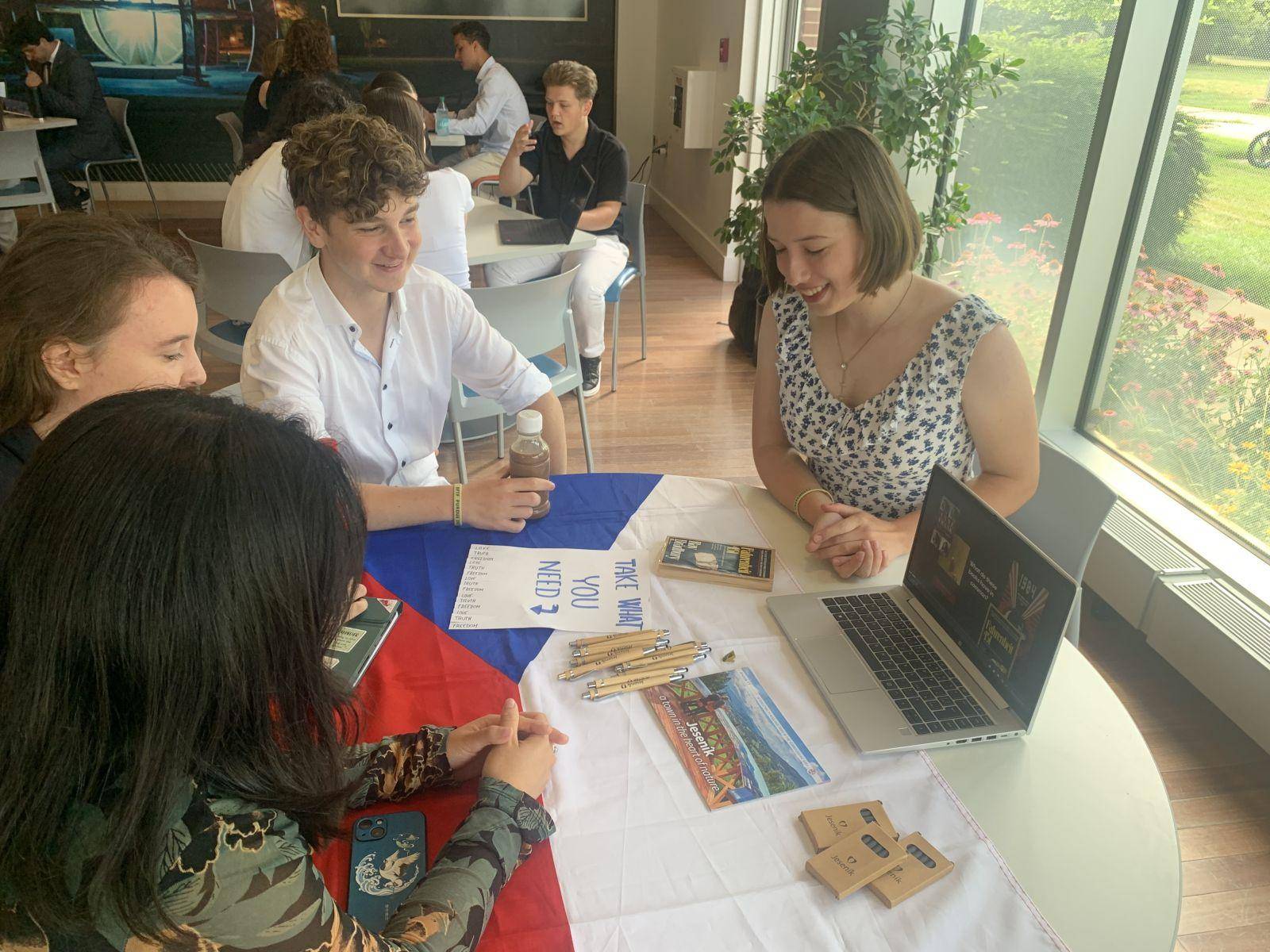 Nebojte se vykročit ze své komfortní zóny, právě za ní začínají ty největší příběhy, říká Veronika Trunečková, studentka jesenického gymnázia