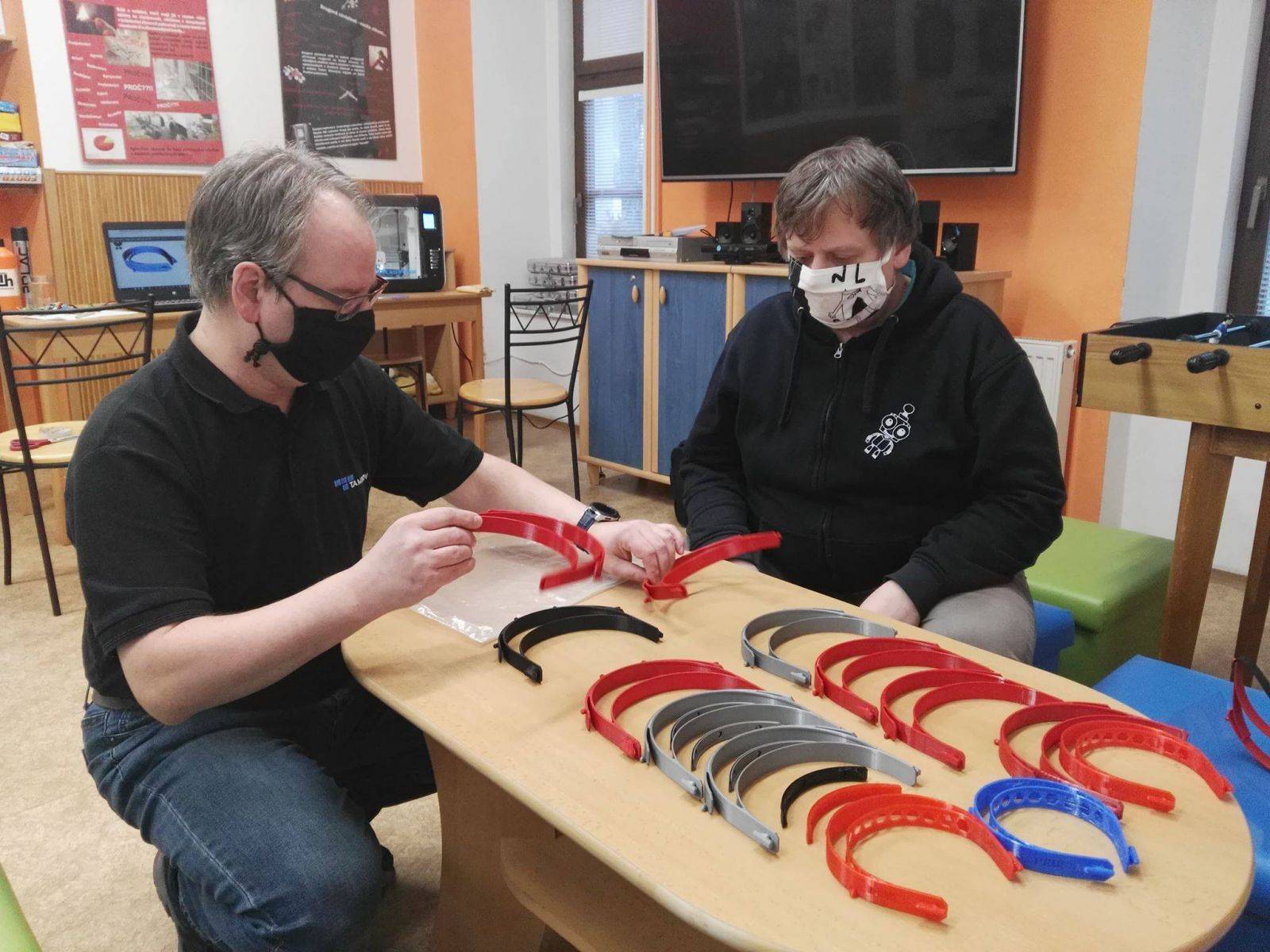 MODERNÍ TECHNOLOGIE POMÁHAJÍ, POMŮŽETE JIM MATERIÁLEM?