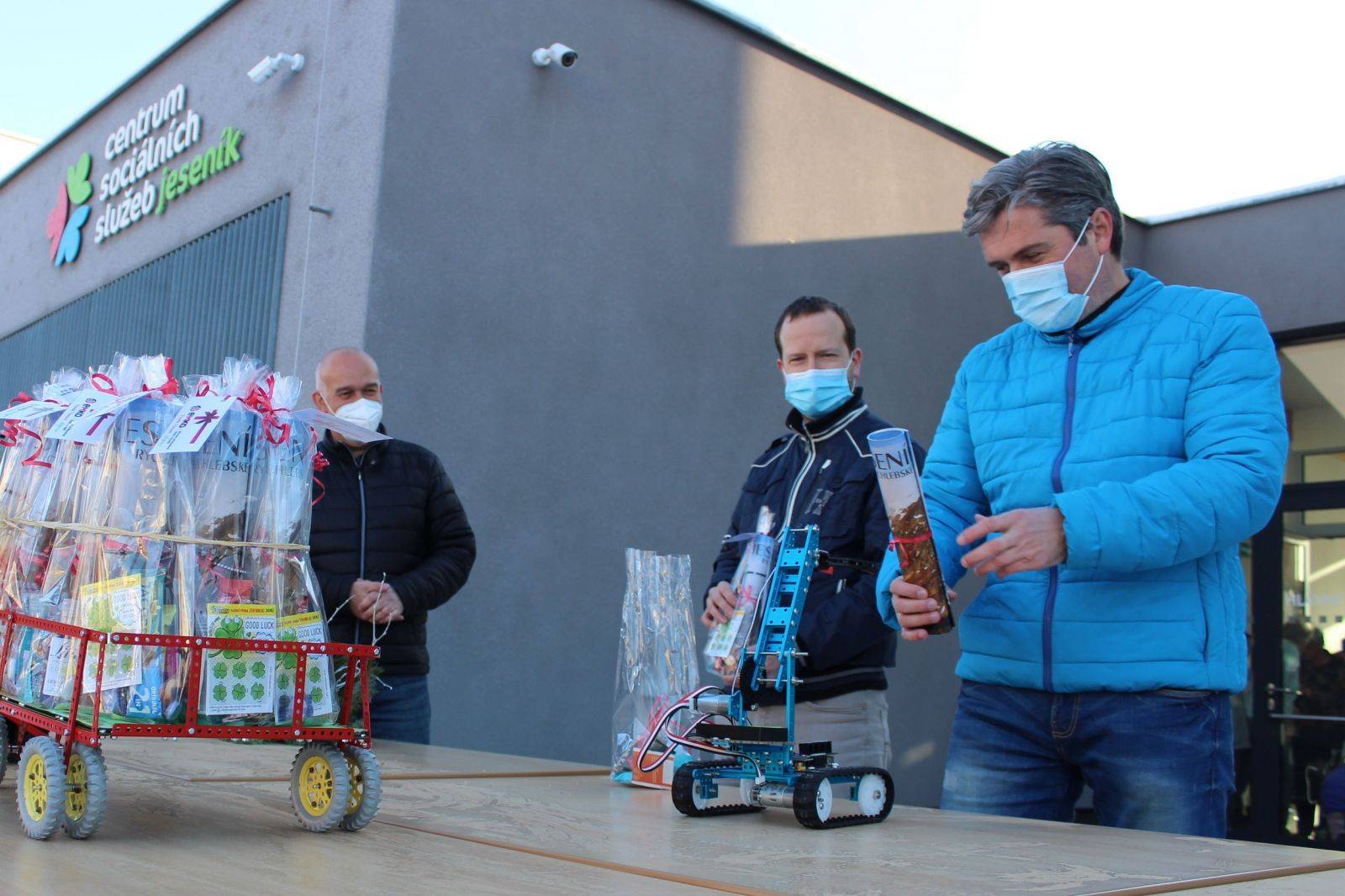 PRŮMYSLOVKA V JESENÍKU NADĚLILA SENIORŮM MIKULÁŠSKOU NADÍLKU S POMOCÍ ROBOTŮ A DRONŮ