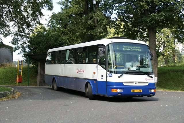 VÝLUKA AUTOBUSU KVŮLI UZAVÍRCE VE STARÉ ČERVENÉ VODĚ