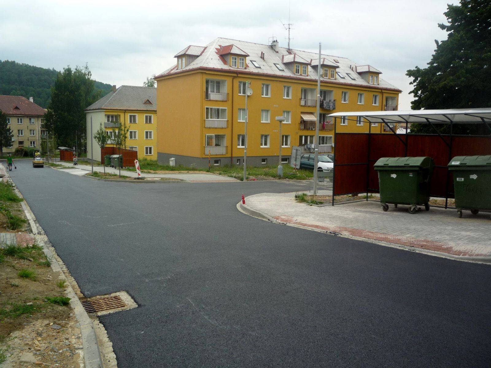 SÍDLIŠTĚ 9. KVĚTNA: ASFALTOVÉ POVRCHY HOTOVY, V PÁTEK SE PROVEDE VODOROVNÉ ZNAČENÍ
