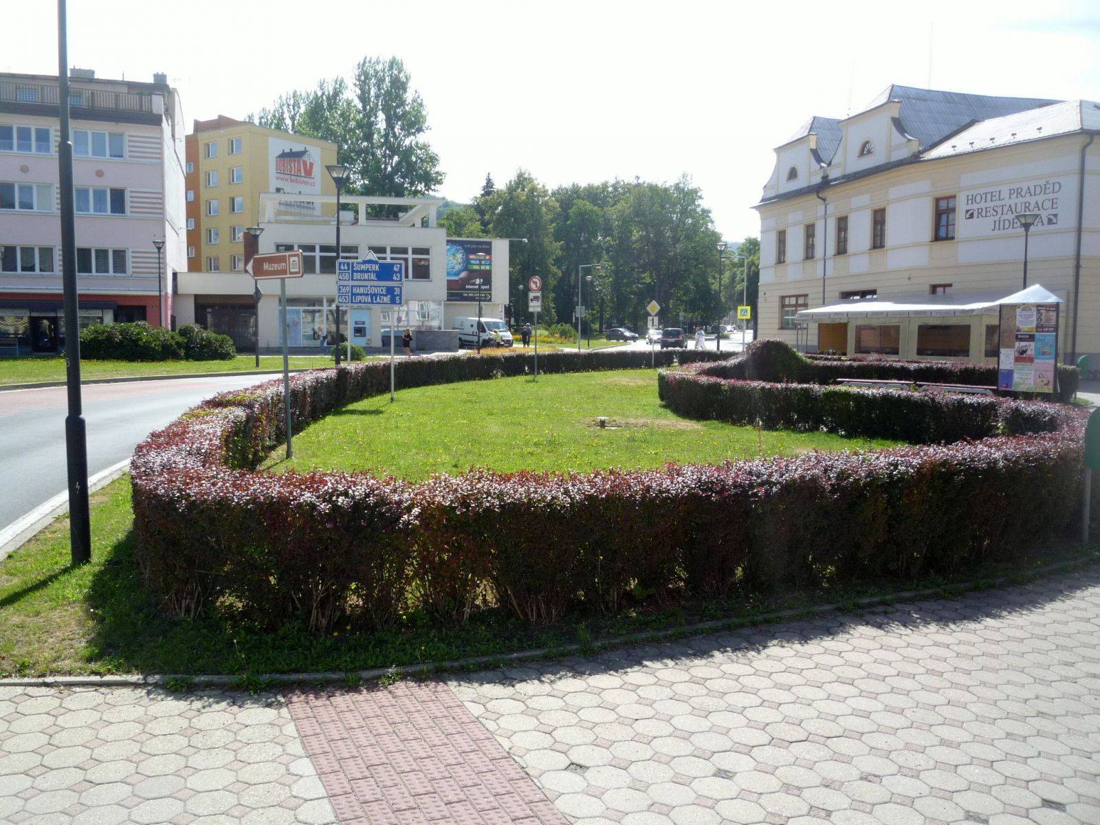 SADOVÉ ÚPRAVY V OBLOUKU