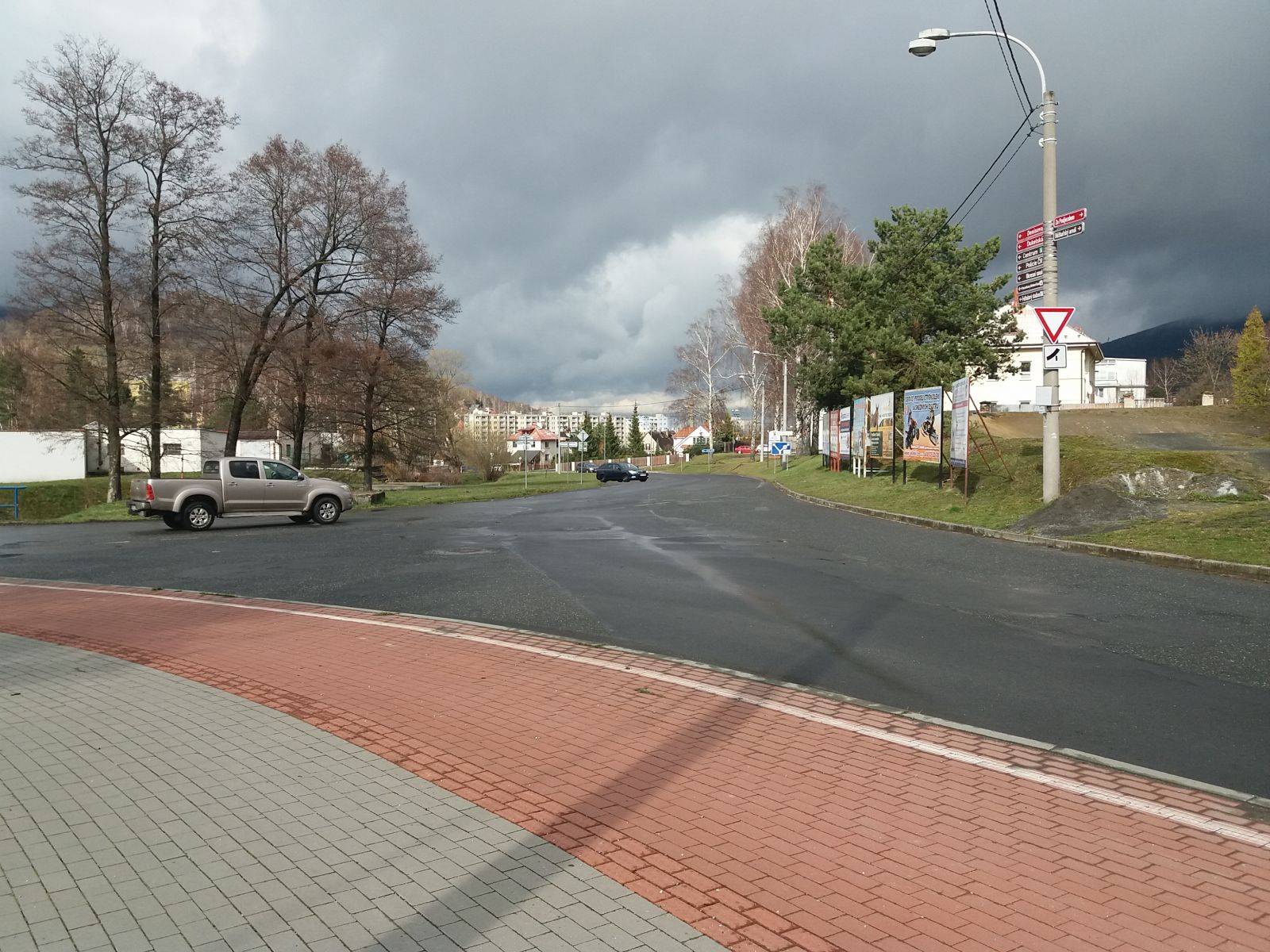 NOVÝ CHODNÍK ZMENŠÍ KŘIŽOVATKU U BĚLIDLA