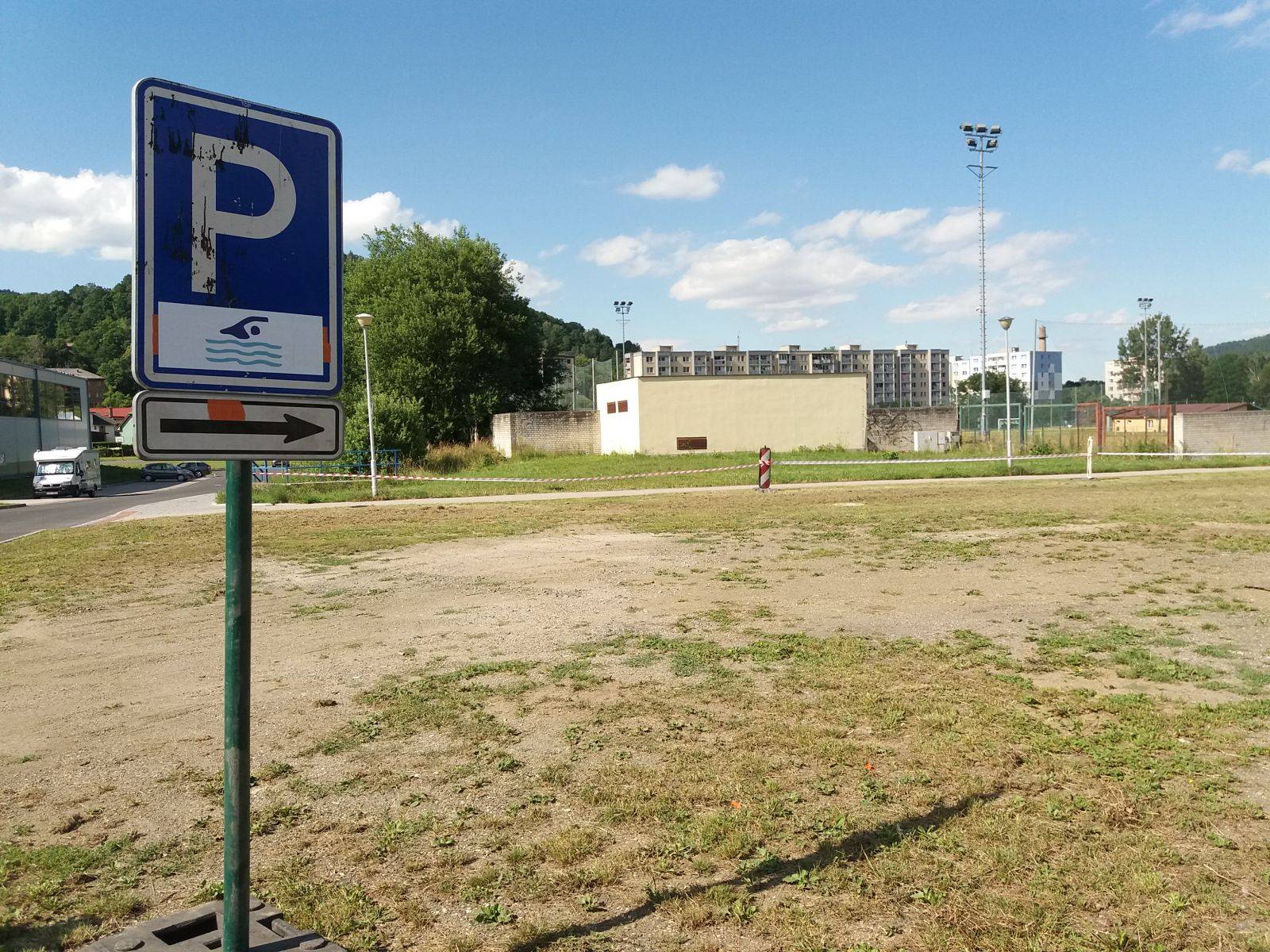PARKOVIŠTĚ PRO NÁVŠTĚVNÍKY KOUPALIŠTĚ