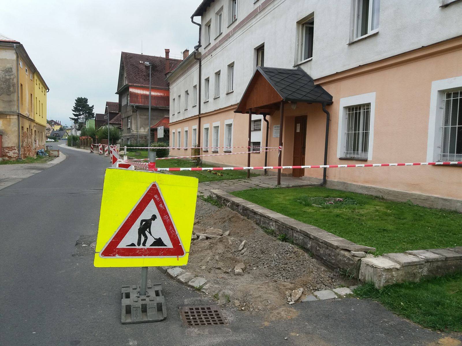 NOVÉ CHODNÍKY A VÝSTAVBA MÍSTNÍ KOMUNIKACE