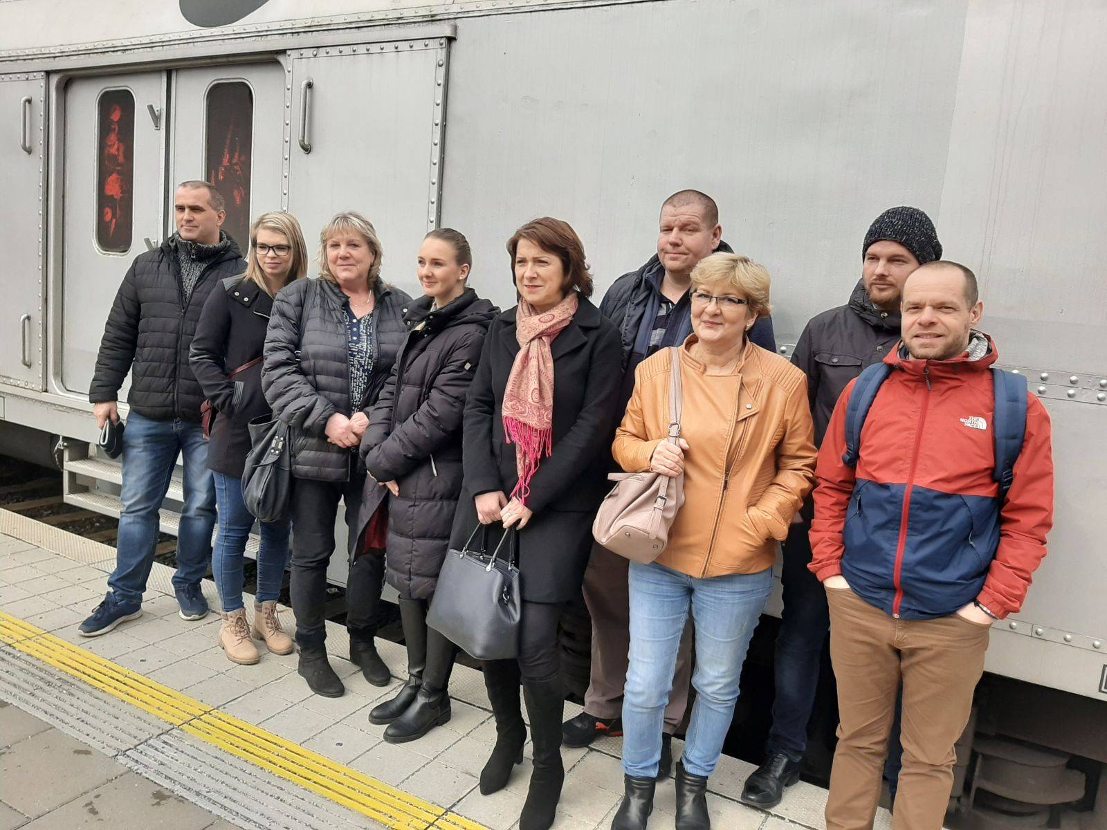 STOVKY ŠKOLÁKŮ ZAŽILY REÁLNÝ PŘÍBĚH O DROGOVÉ ZÁVISLOSTI. V PROTIDROGOVÉM VLAKU