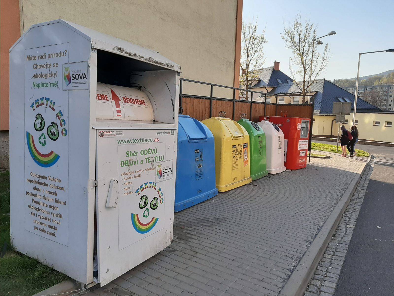 STRÁŽNÍCI SE ZAMĚŘÍ NA KONTEJNERY S TEXTILEM