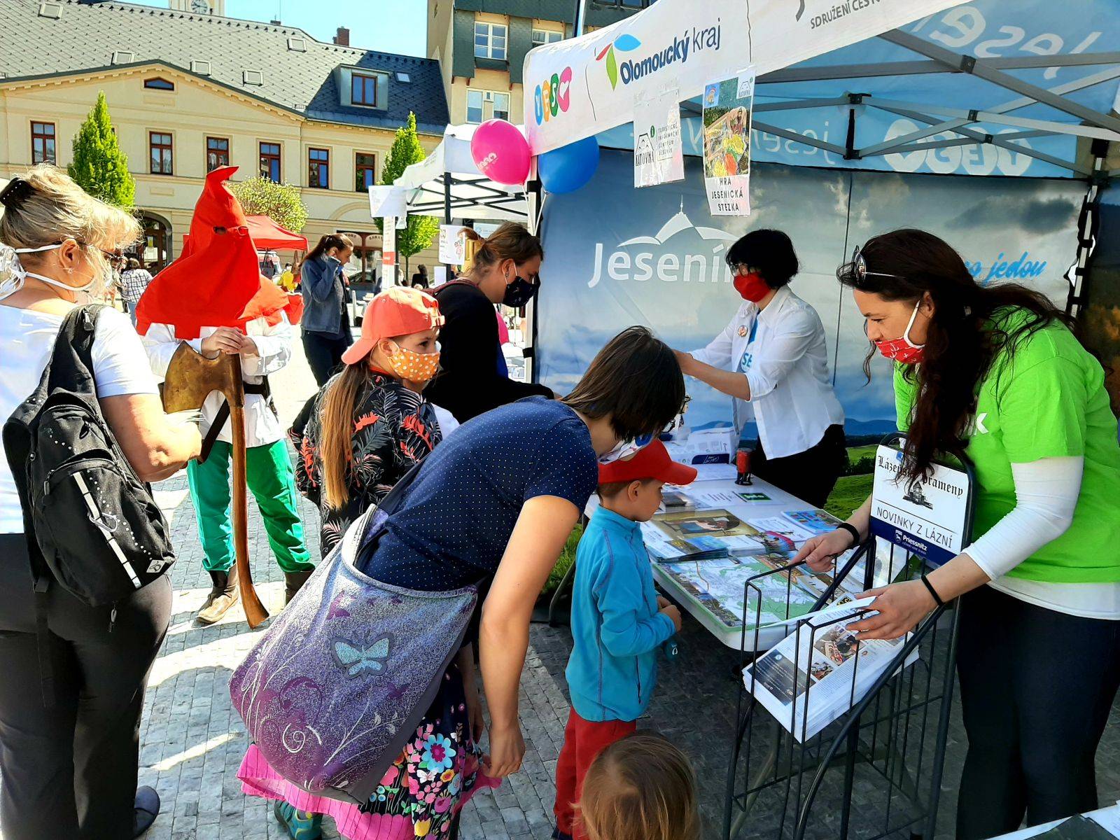 KAT ZAVÍTAL MEZI NÁVŠTĚVNÍKY JESENICKÝCH TRHŮ