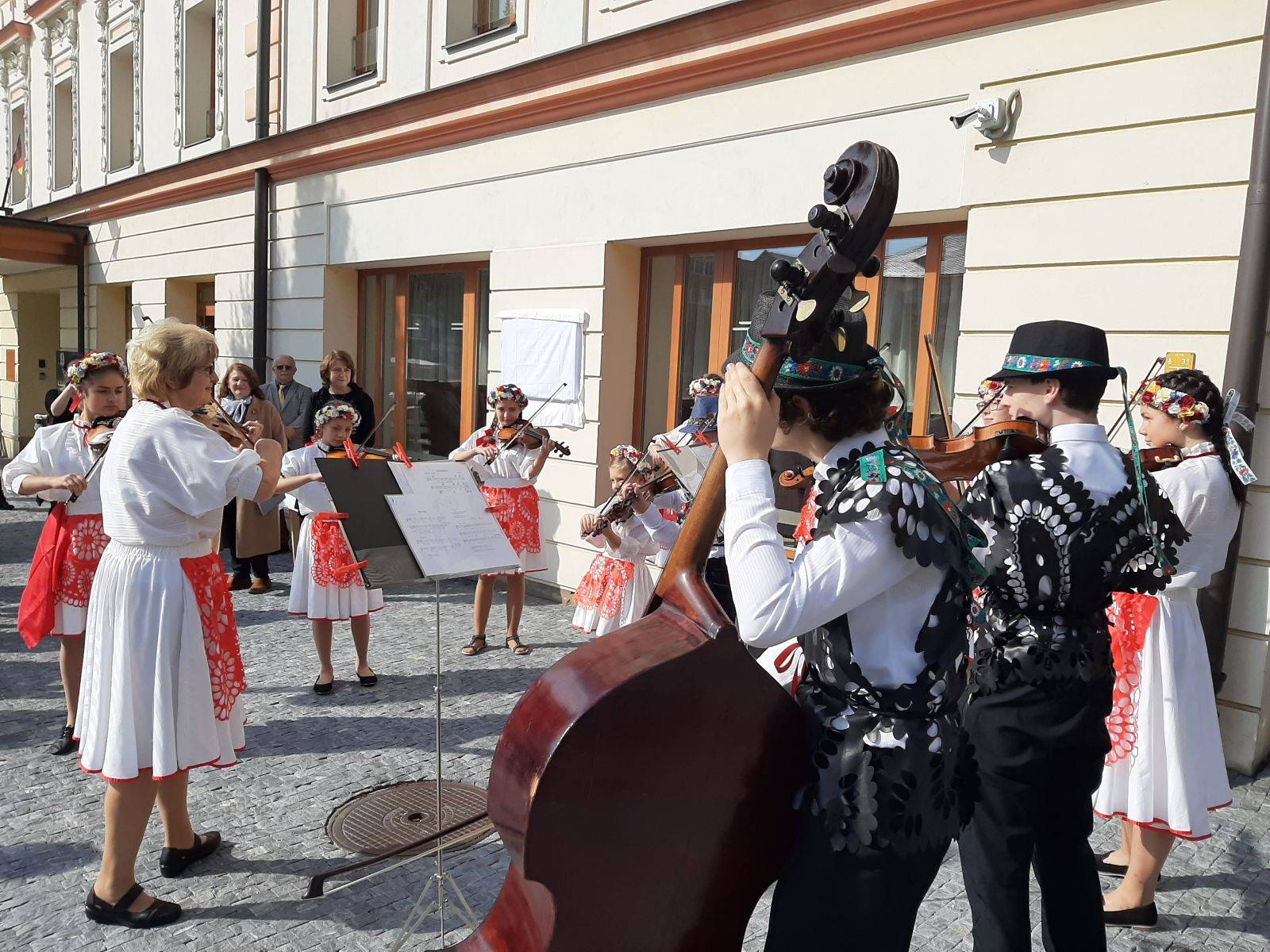 PAMĚTNÍ DESKA PŘIPOMÍNÁ SLAVNÉ OSOBNOSTI JESENÍKU