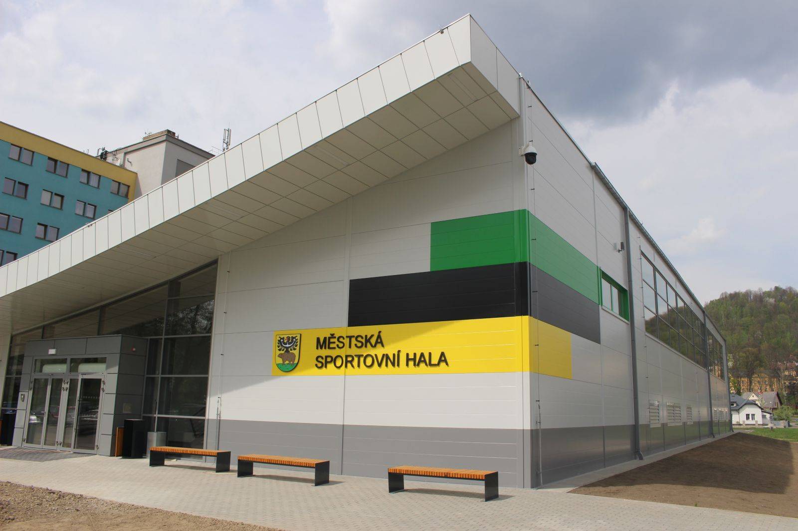 SPORTOVNÍ HALA HOTOVA, DALŠÍ AKCE BĚŽÍ