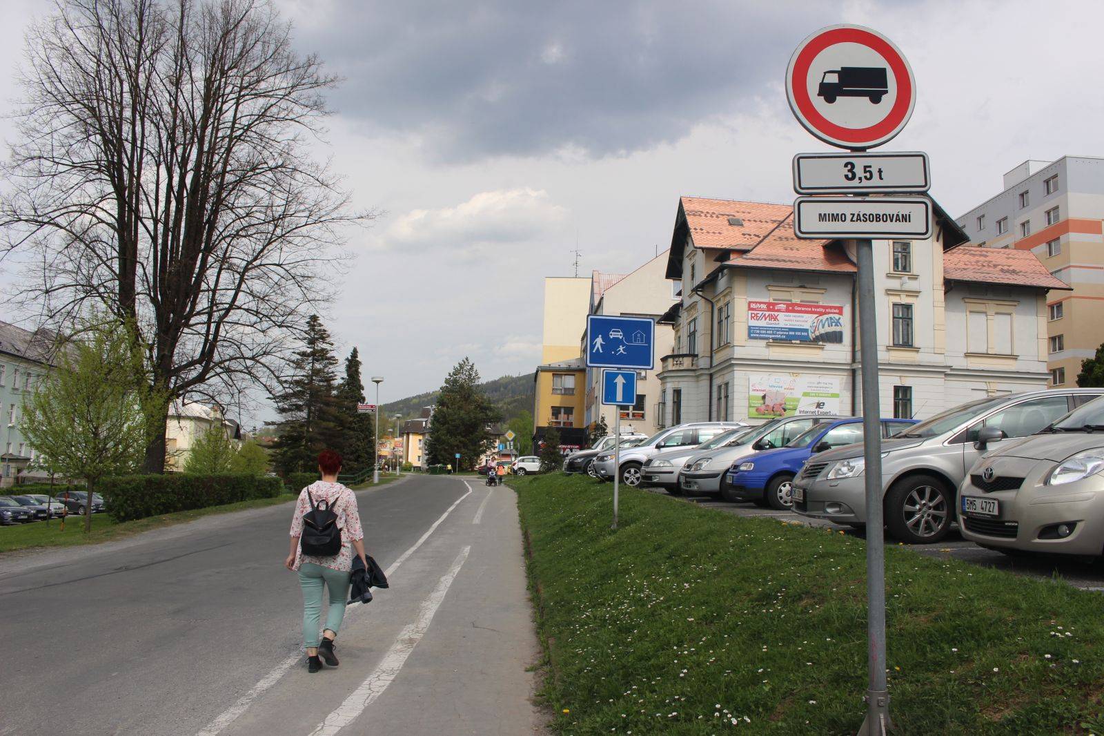 CHODCI SE DOČKAJÍ NOVÉHO CHODNÍKU, ŘIDIČI OPRAVY SILNICE
