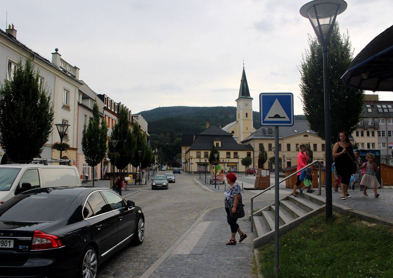 PŘED HOTELEM SLOVAN OBOUSMĚRNĚ