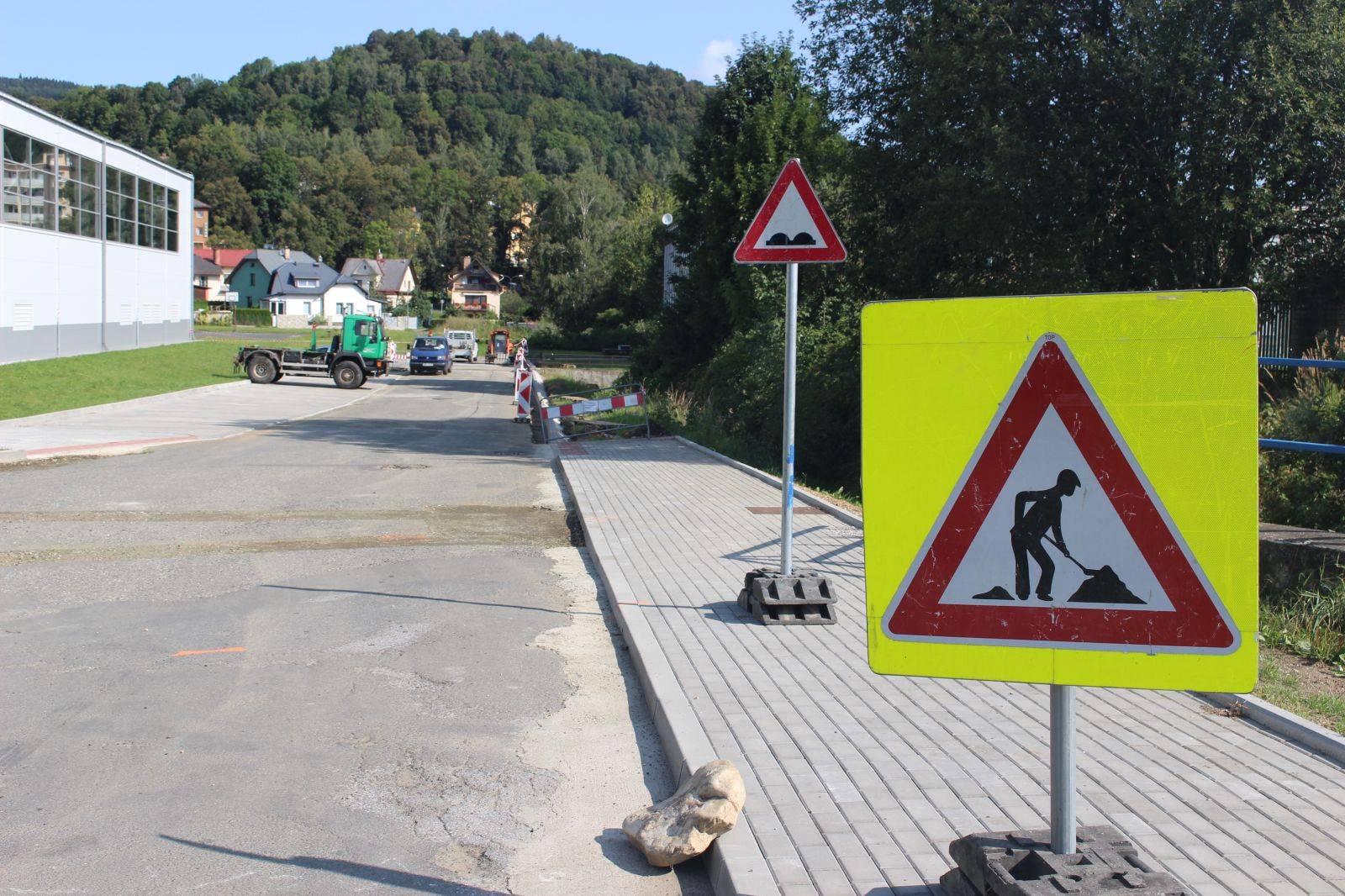 STAVEBNÍ ČINNOST U SPORTOVNÍ HALY