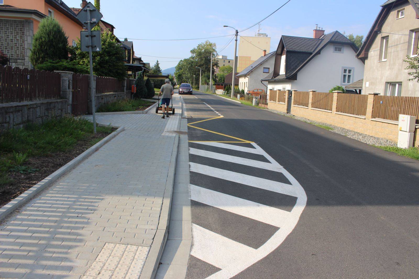 NOVÝ CHODNÍK I PARKOVACÍ MÍSTA