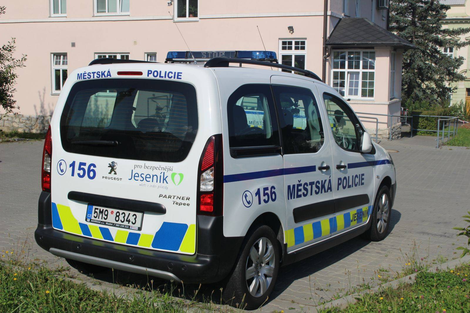 STRÁŽNÍCI DOPADLI MUŽE PODEZŘELÉ Z LOUPEŽNÉHO PŘEPADENÍ. DÍKY OZNÁMENÍ