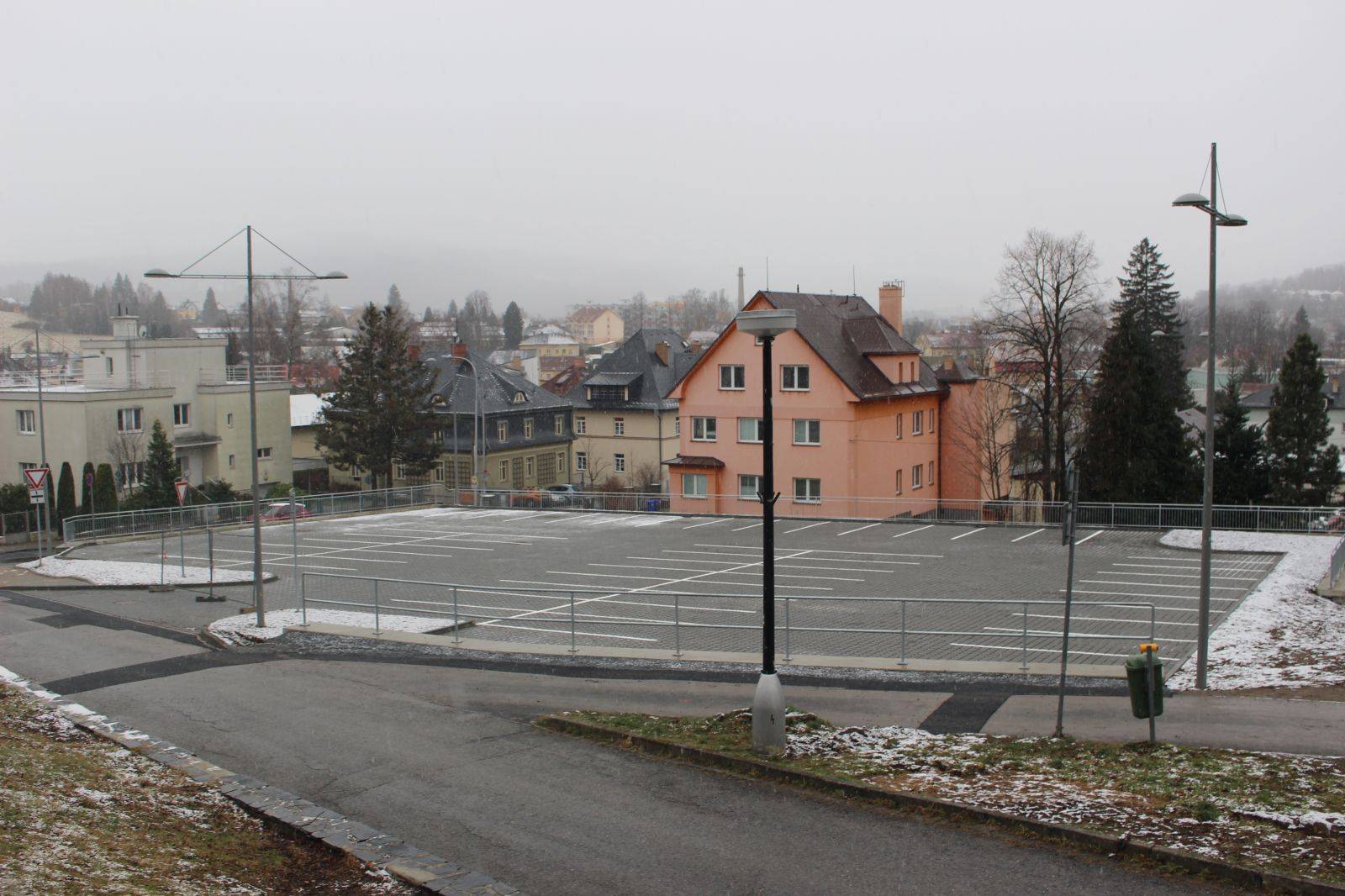 NOVÉ PARKOVIŠTĚ POD BUDOVOU IPOS DOKONČENO