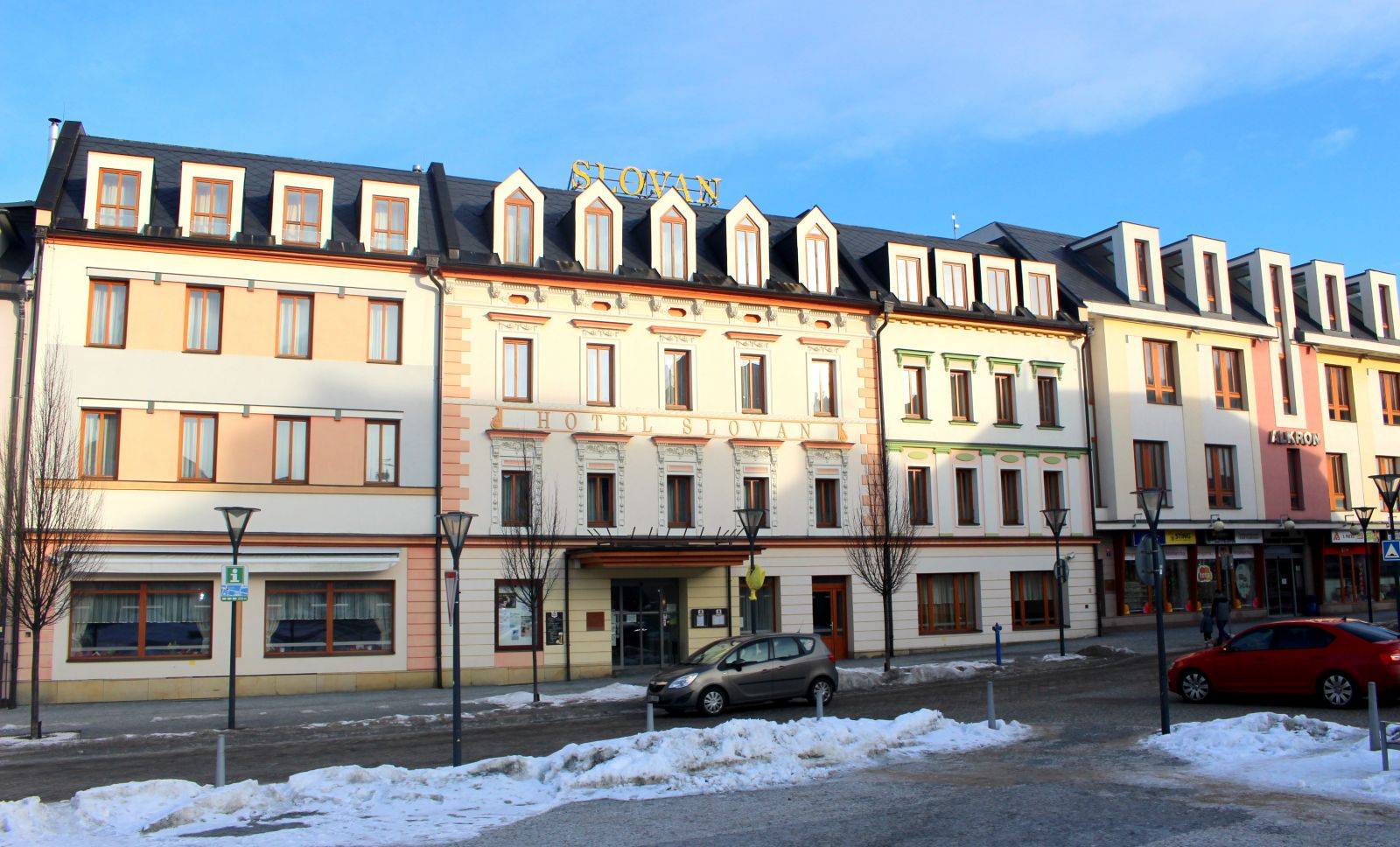 MĚSTO ZVAŽUJE PRODEJ SLOVANU A ALKRONU