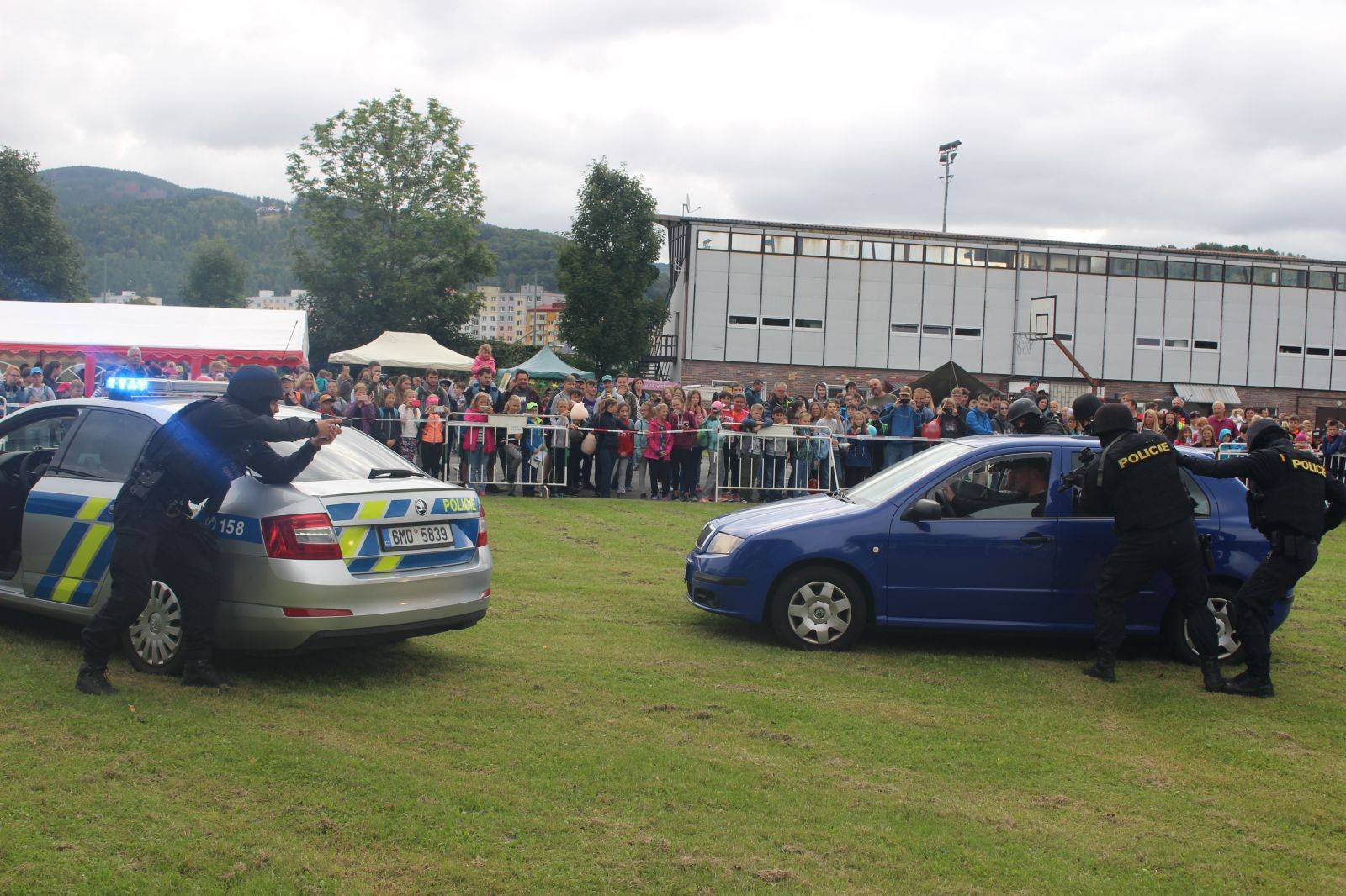 DEN POLICIE ZPESTŘILA LETECKÁ UKÁZKA
