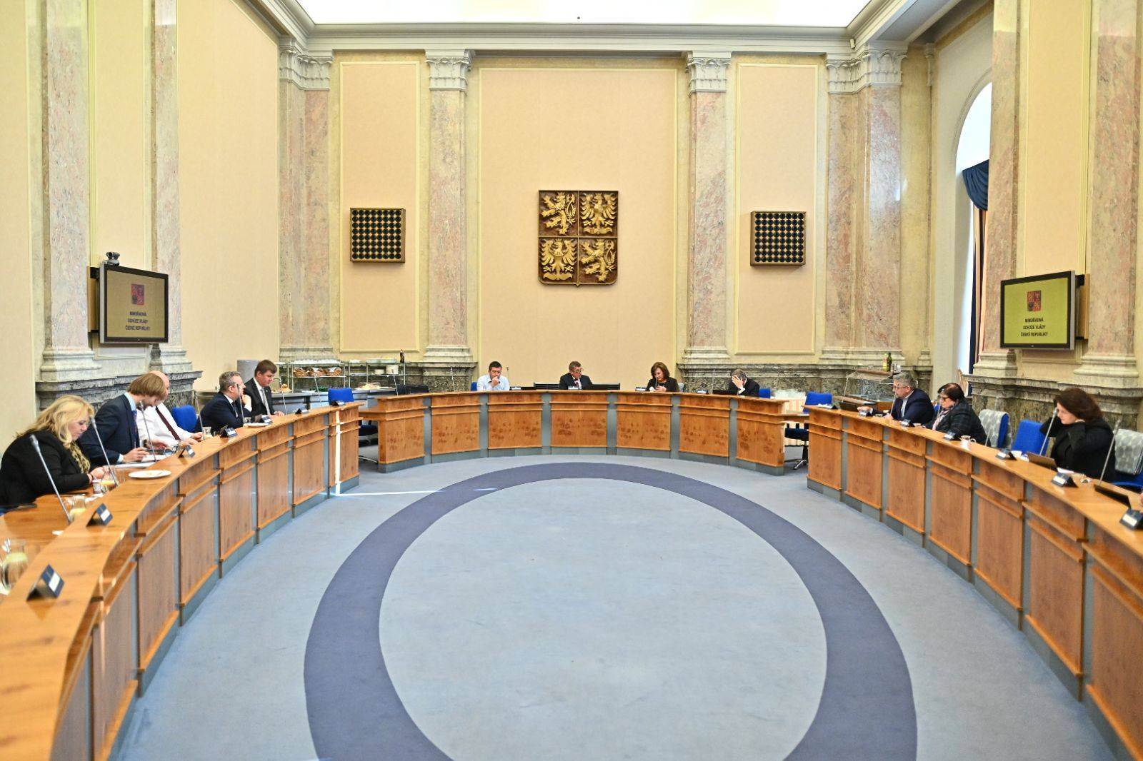 VLÁDA PŘIJALA DALŠÍ KRIZOVÉ OPATŘENÍ, TÝKÁ SE OBCHODŮ