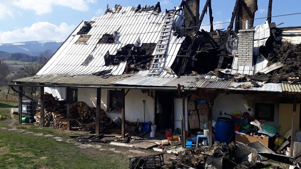 RODINĚ S DĚTMI VYHOŘEL DŮM, OBEC S CHARITOU VYHLÁSILY FINANČNÍ SBÍRKU