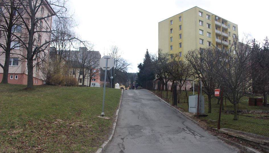 NOVÉ CHODNÍKY A ROZŠÍŘENÍ SILNICE ZVÝŠÍ BEZPEČNOST CHODCŮ I ŘIDIČŮ