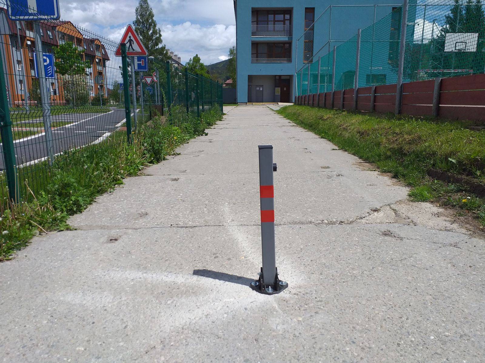 KVŮLI NEUKÁZNĚNÝM ŘIDIČŮM BYLY INSTALOVÁNY SKLÁPĚCÍ SLOUPKY NA CHODNÍKY