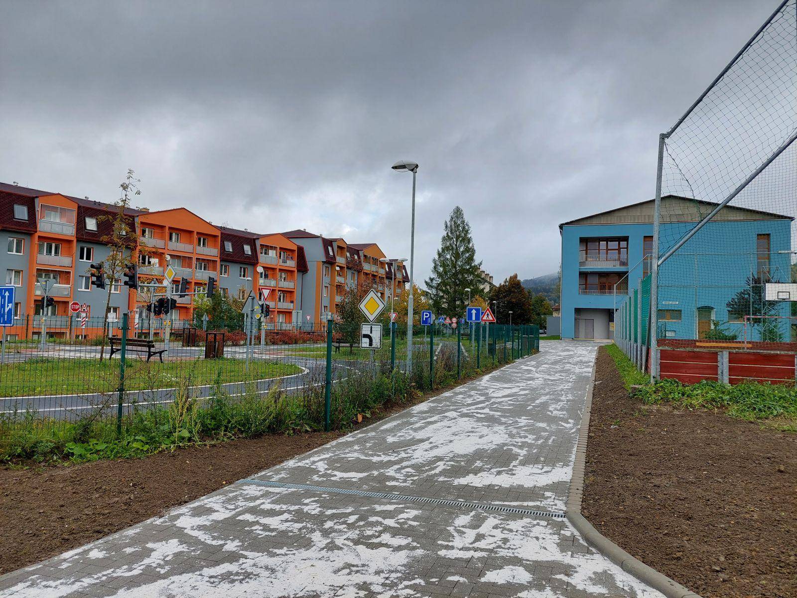 DĚTSKÉ DOPRAVNÍ HŘIŠTĚ ROZŠÍŘENO O PLOCHU PRO JÍZDU ZRUČNOSTI