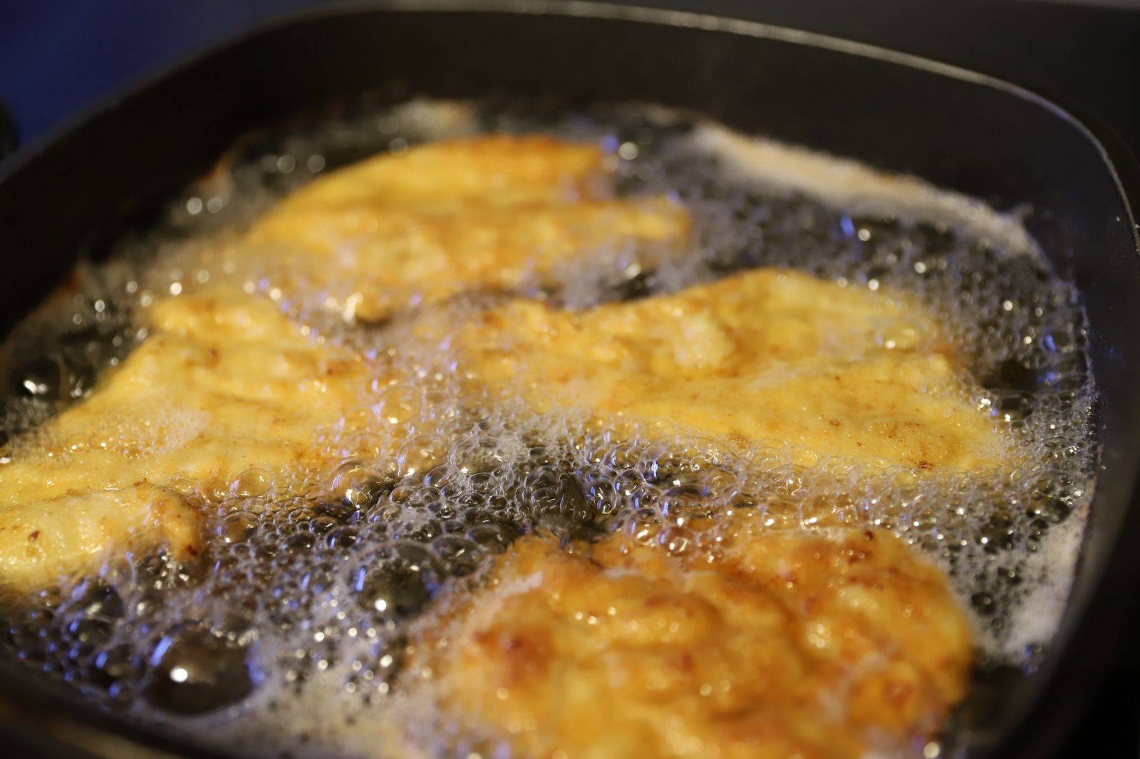 OLEJ ZE SMAŽENÍ PATŘÍ DO SPECIÁLNÍHO KONTEJNERU