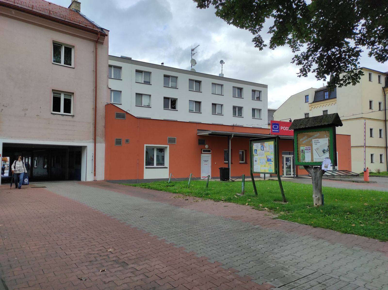 PROSTOR ZA PRŮCHODEM VYPADÁ DŮSTOJNĚJI