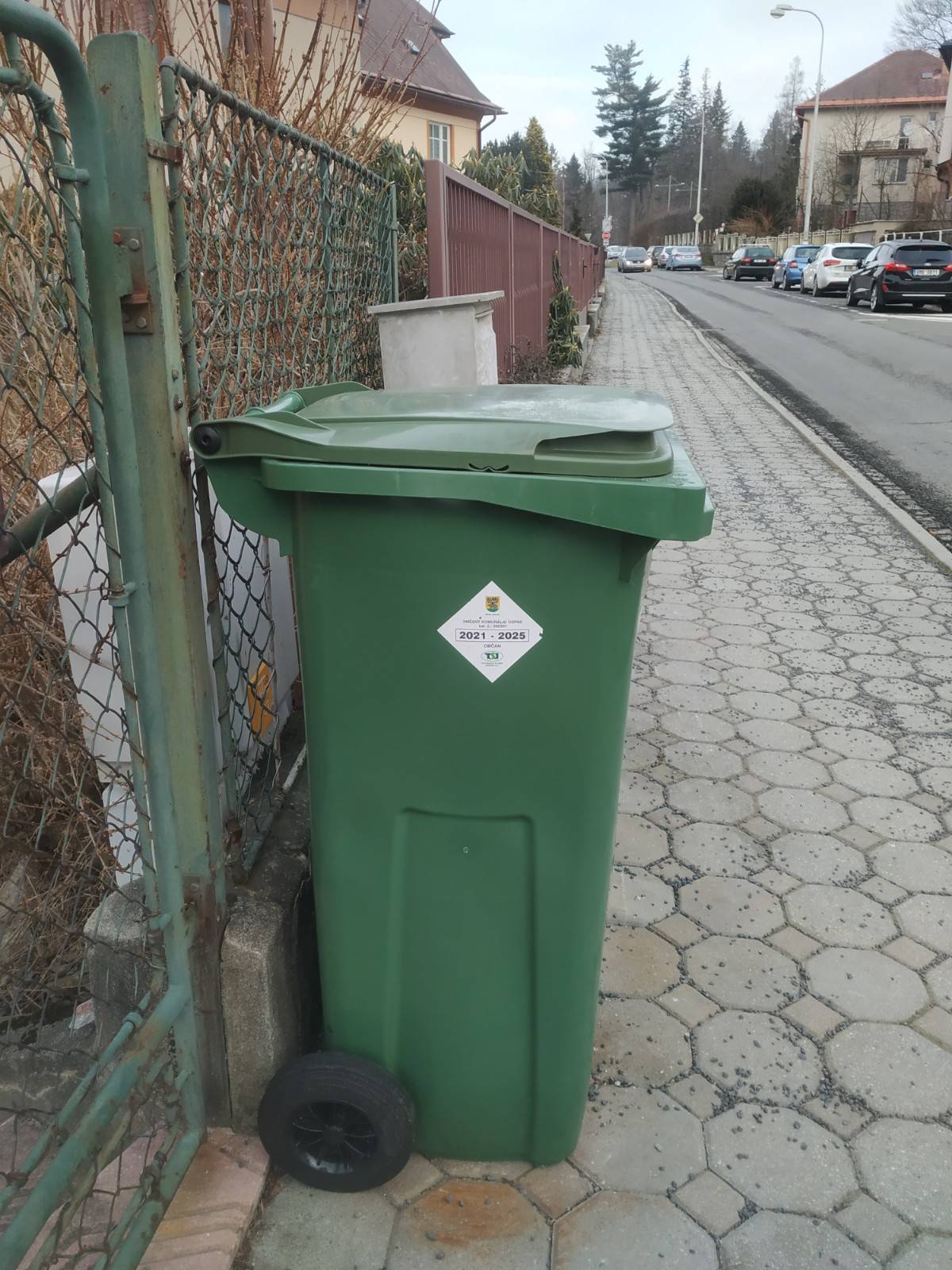 ZNÁMKY NA POPELNICÍCH