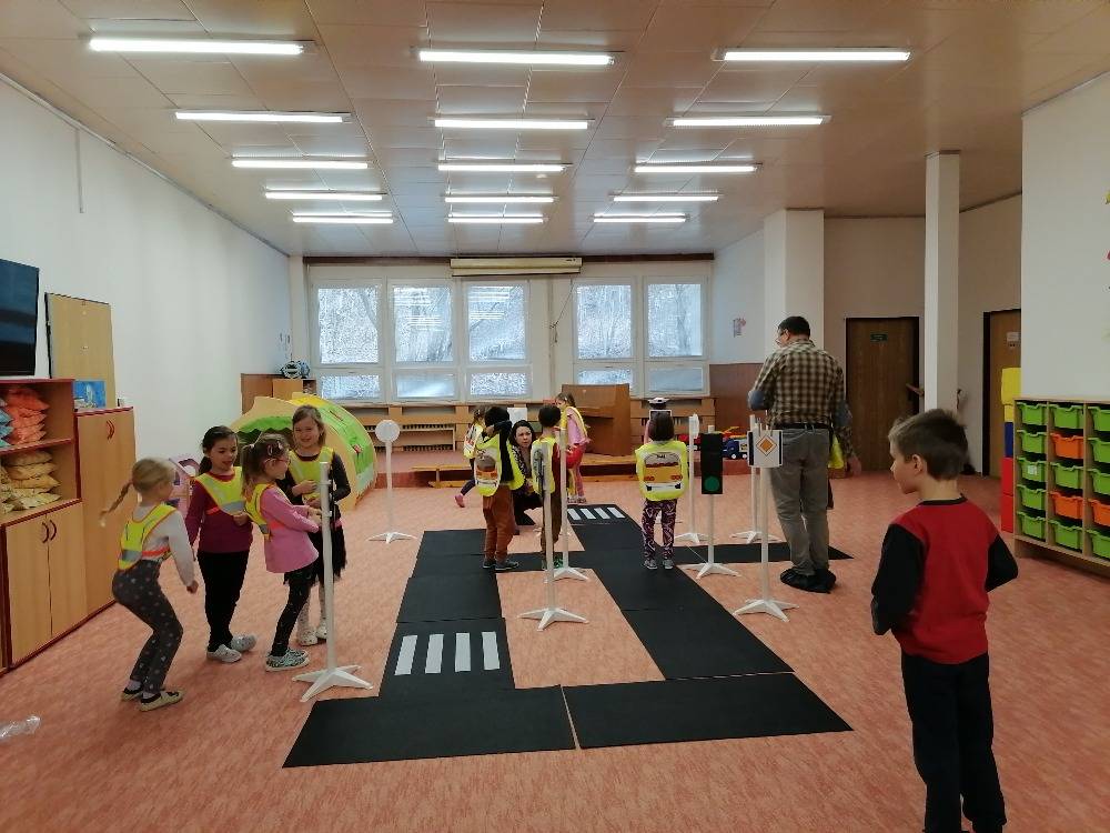 PŘEDŠKOLÁCI POZNÁVAJÍ DOPRAVU NA MOBILNÍM DOPRAVNÍM HŘIŠTI