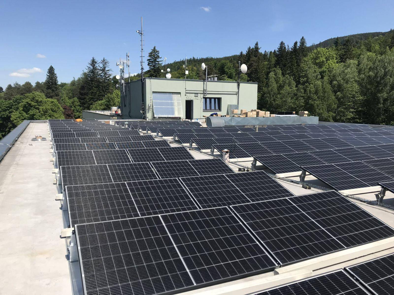 NA IPOSE PROBÍHÁ INSTALACE FOTOVOLTAICKÉ ELEKTRÁRNY