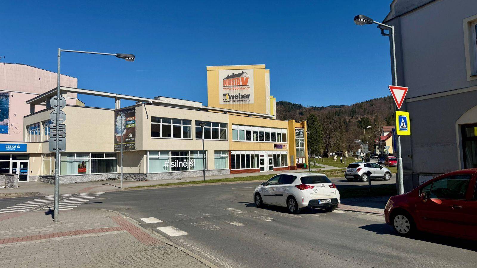 UZAVÍRKA KŘIŽOVATKY U PRADĚDU (ULICE DUKELSKÁ A NÁM. SVOBODY)