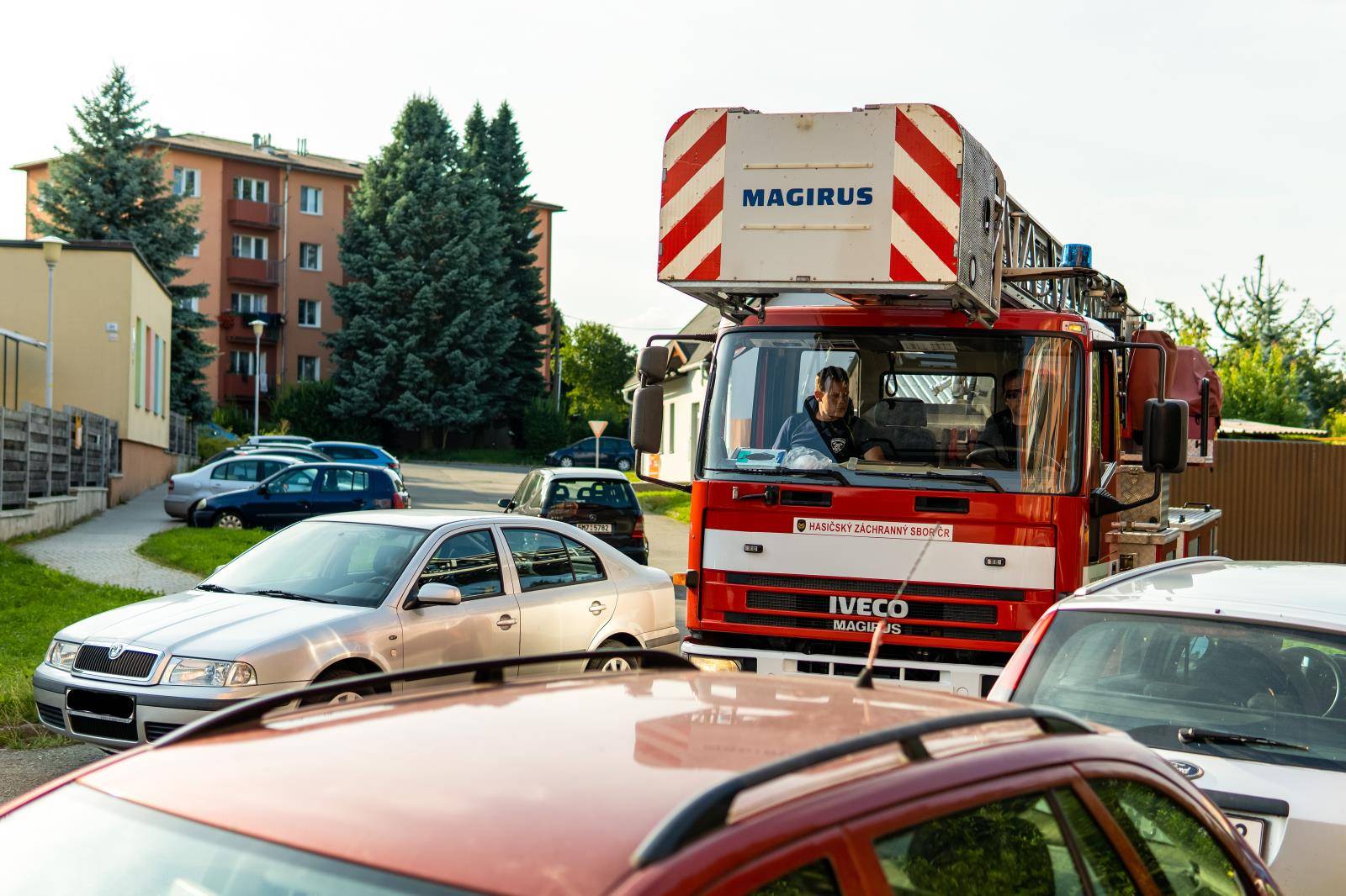 HASIČI RADÍ: JAK NA SPRÁVNÉ PARKOVÁNÍ A ZÁCHRANÁŘSKOU ULIČKU?