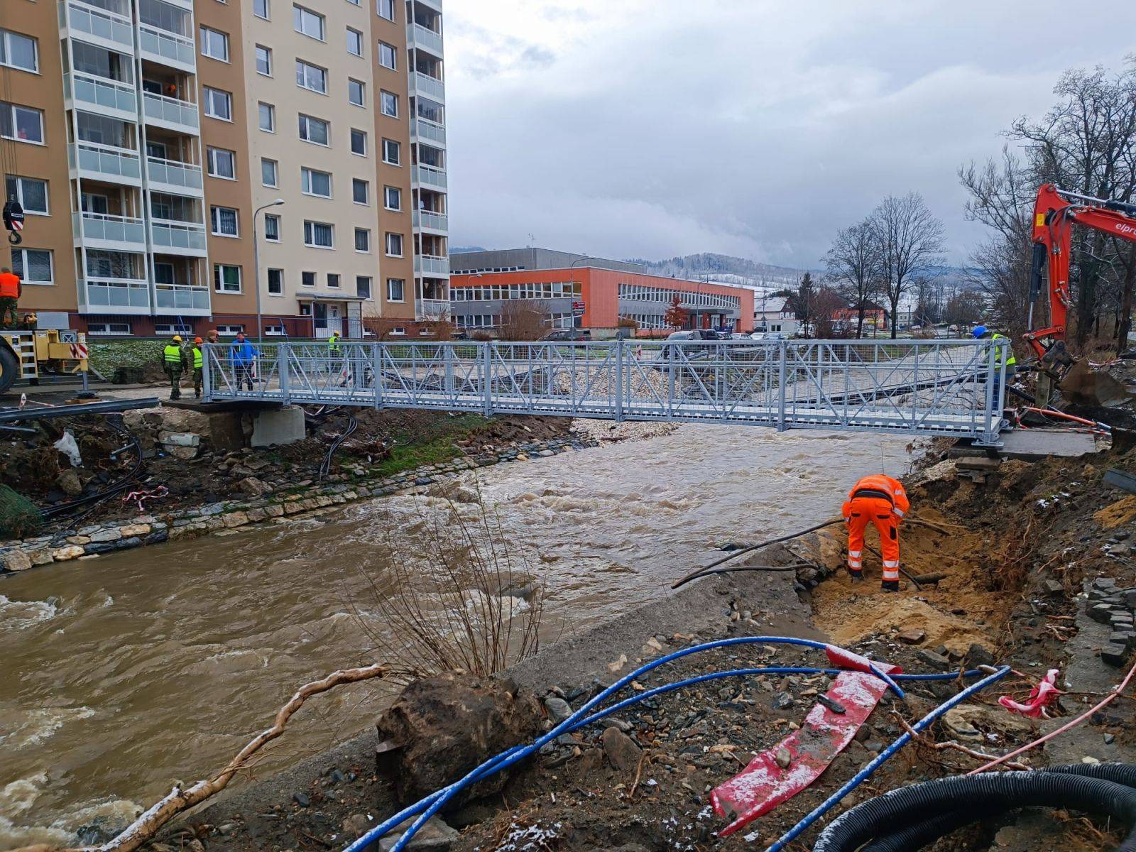PTÁTE SE NÁS: PROČ NEJSOU ZPŘÍSTUPNĚNY PROVIZORNÍ LÁVKY?