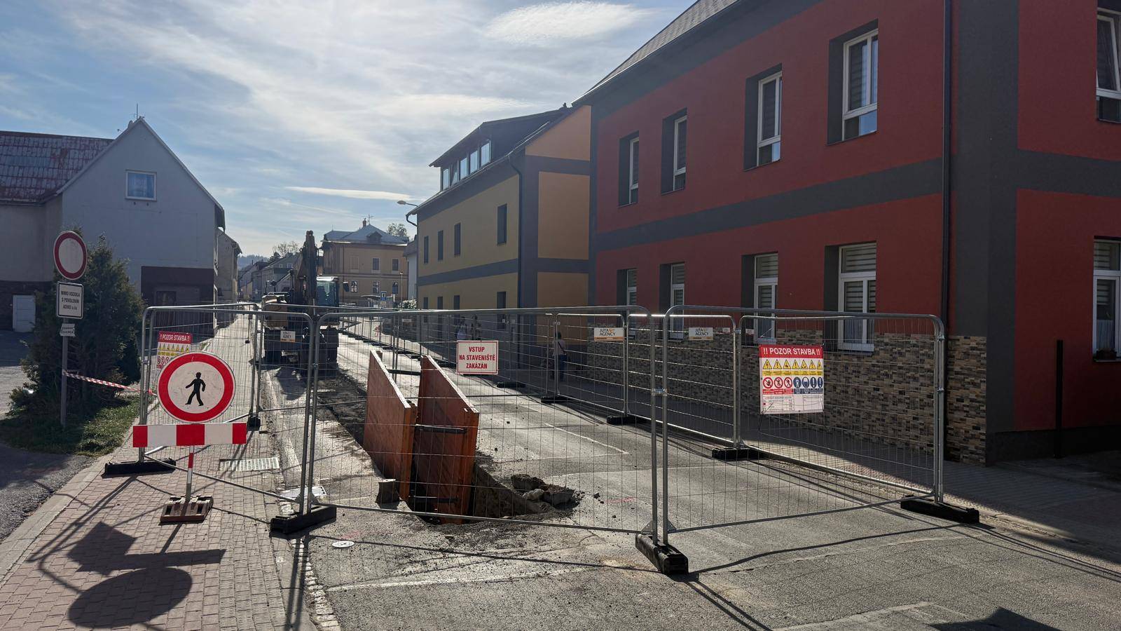 UPOZORNĚNÍ NA PRODLOUŽENÍ ÚPLNÉ UZAVÍRKY V ULICI LIPOVSKÁ
