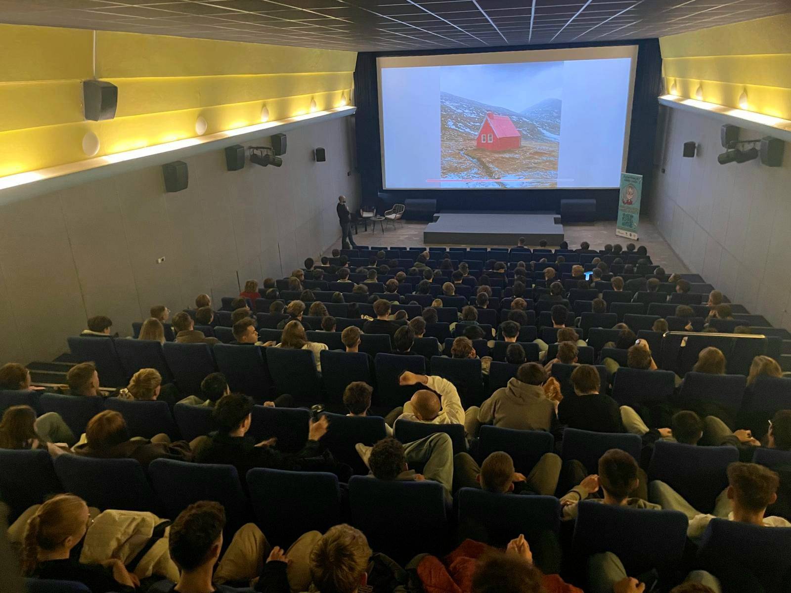 MLADÍ I VEŘEJNOST SE VZDĚLÁVALI O UMĚLÉ INTELIGENCI