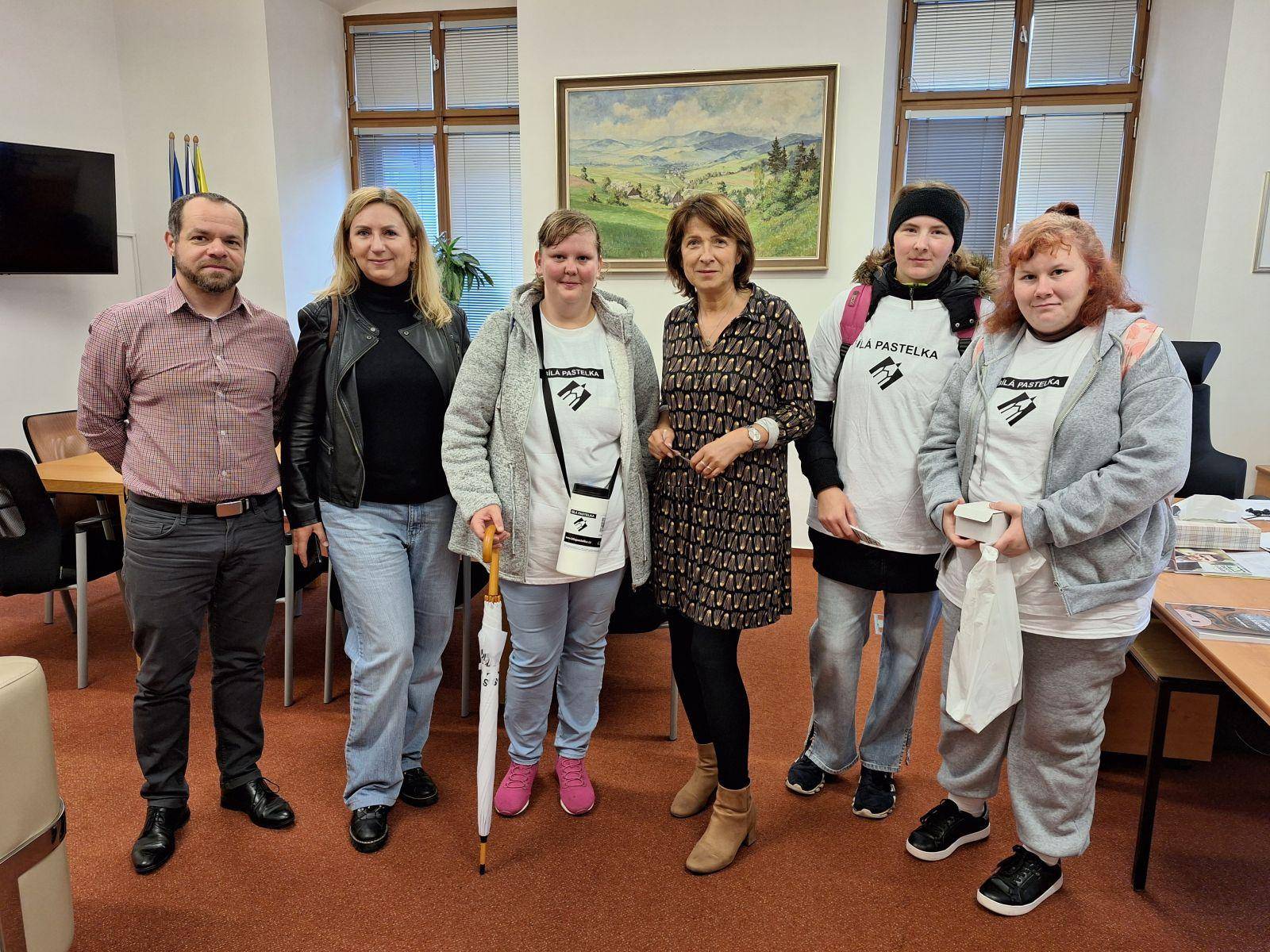DOBROVOLNÍCI BÍLÉ PASTELKY PŘIŠLI NA RADNICI