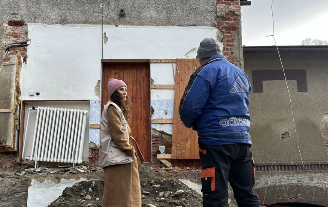 ČLOVĚK V TÍSNI FINANČNĚ PŘISPĚJE NEZISKOVÝM ORGANIZACÍM