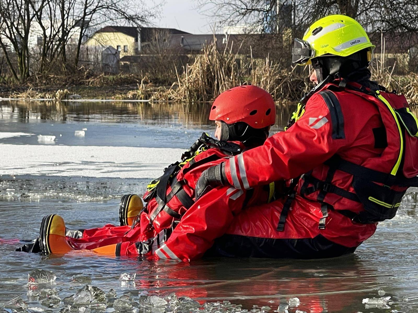 HASIČI RADÍ: NA LED JEN S NEJVĚTŠÍ OPATRNOSTÍ. DĚTI NENECHÁVEJTE BEZ DOZORU