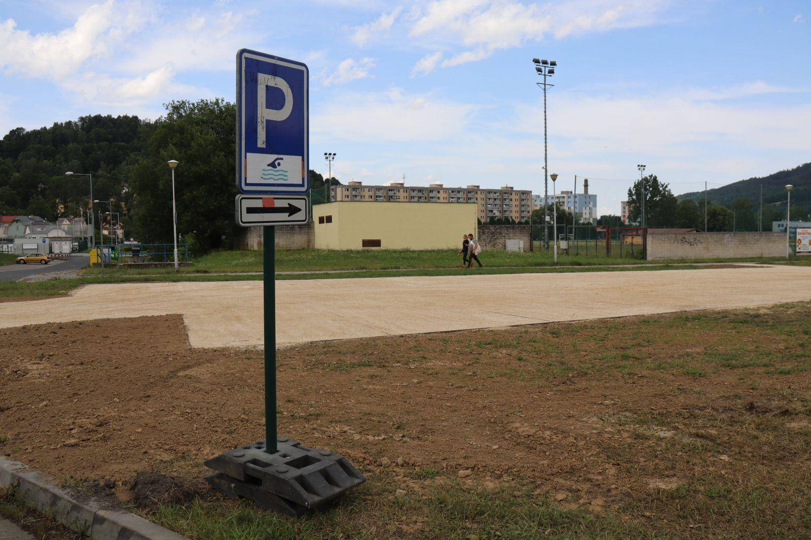 NEJEN NÁVŠTĚVNÍKŮM KOUPALIŠTĚ SE OTEVŘELA NOVÁ PARKOVACÍ PLOCHA