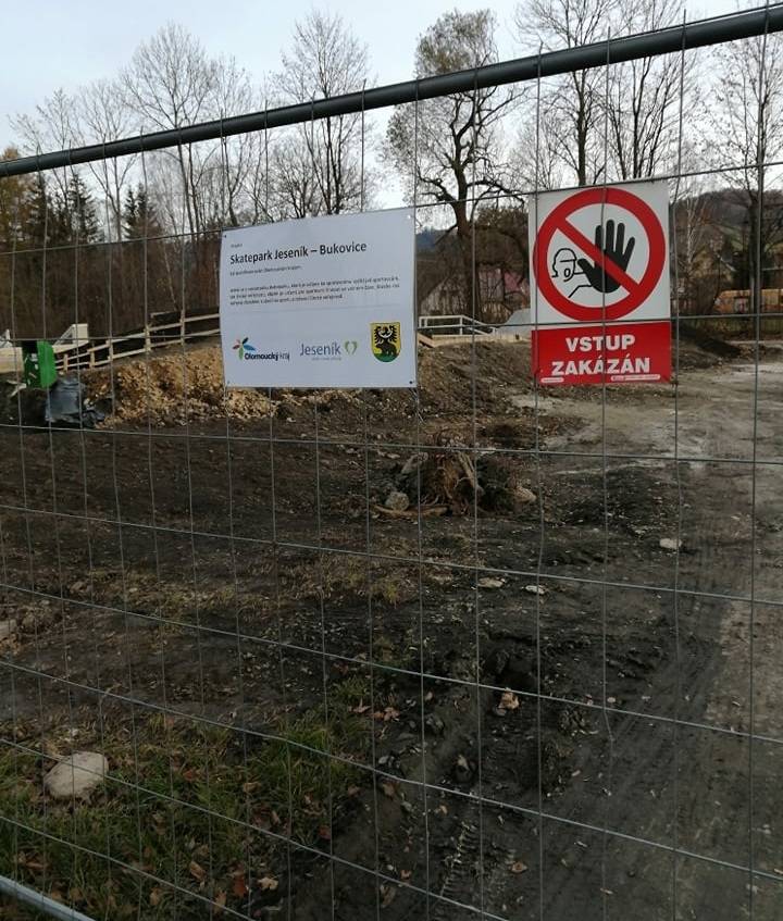 STAVBA SKATEPARKU PŘERUŠENA, VSTUP NA STAVENIŠTĚ JE STÁLE ZAKÁZÁN