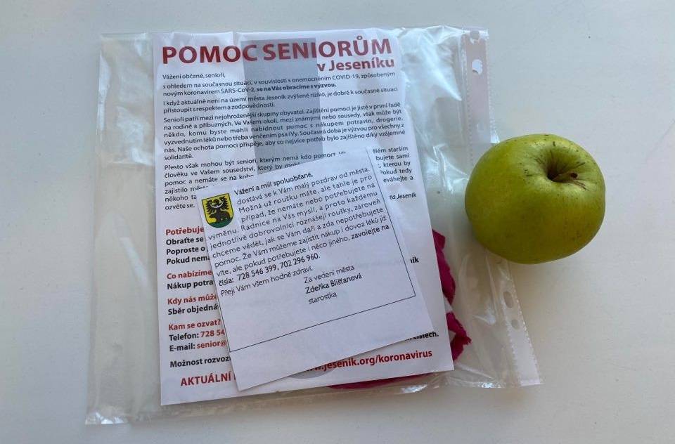 ROZNESLI JSME BALÍČKY PĚTI STOVCE SENIORŮ