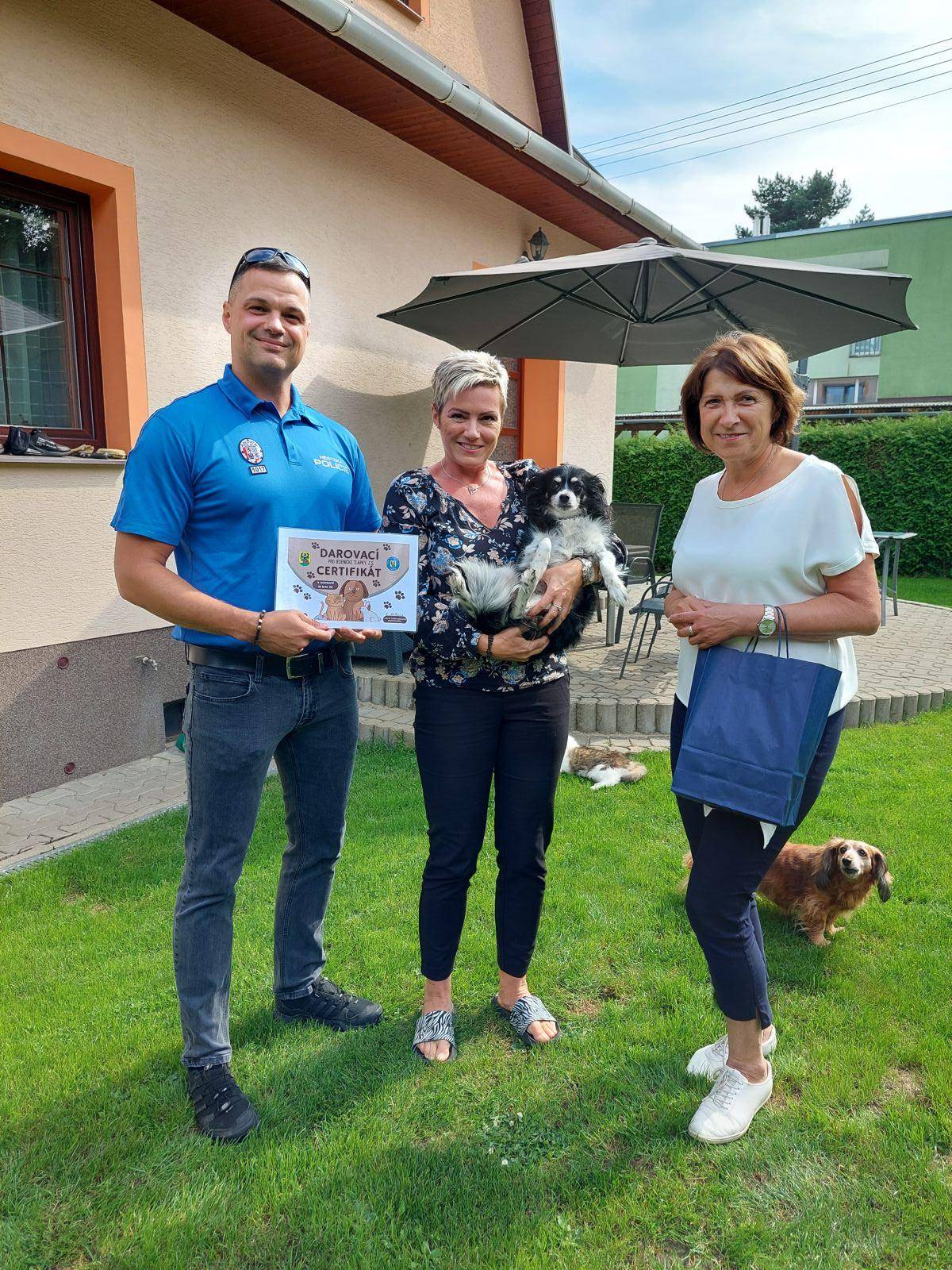 JESENIČTÍ STRÁŽNÍCI VĚNOVALI PENÍZE NA OPUŠTĚNÁ ZVÍŘATA