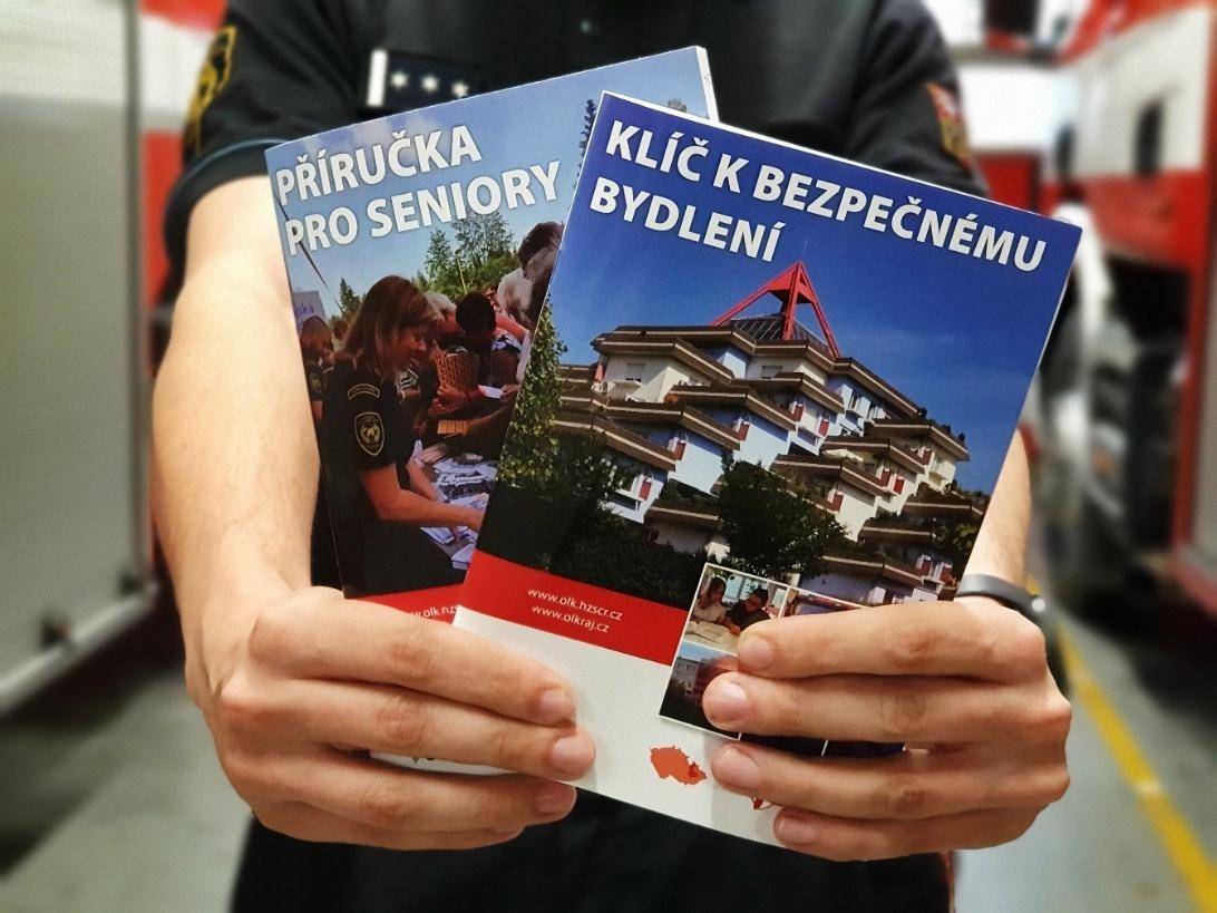 SENIORŮM I MAJITELŮM BYTŮ PORADÍ NOVÉ PŘÍRUČKY