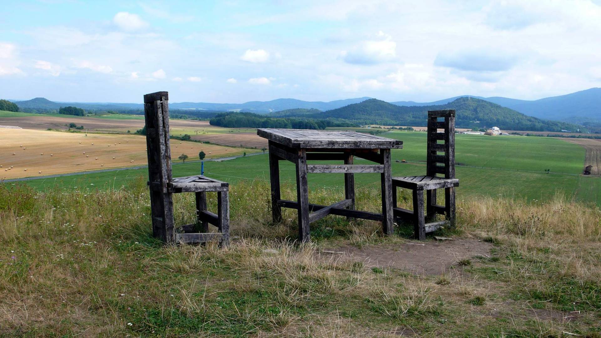 Obři stůl a židle na Sedmi Lánech