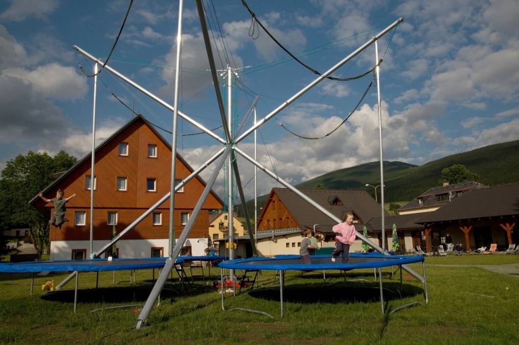 Bungee trampolína v Areálu Skiland Ostružná