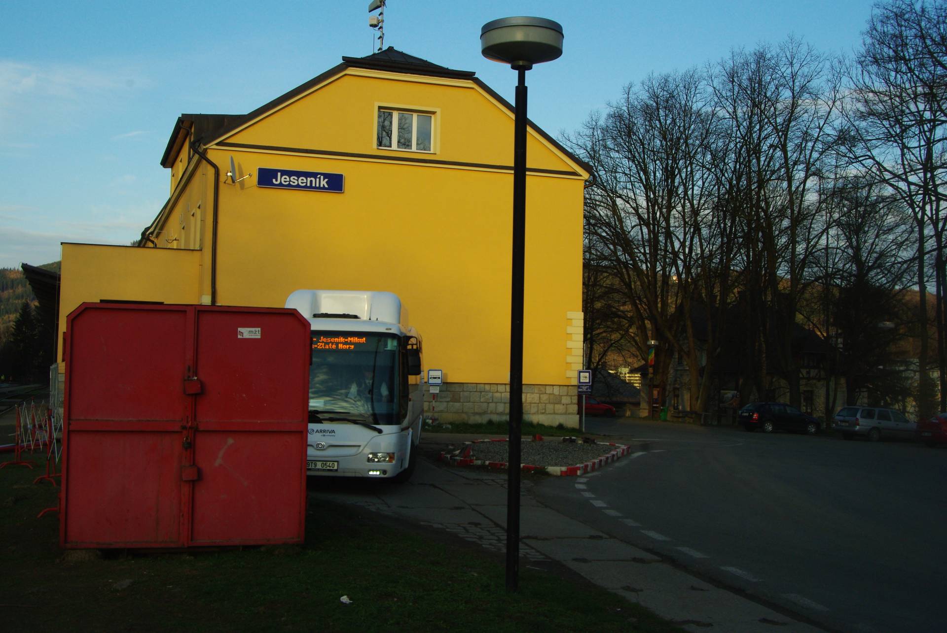 POHYB PŘED VLAKOVÝM NÁDRAŽÍM BUDE BEZPEČNĚJŠÍ