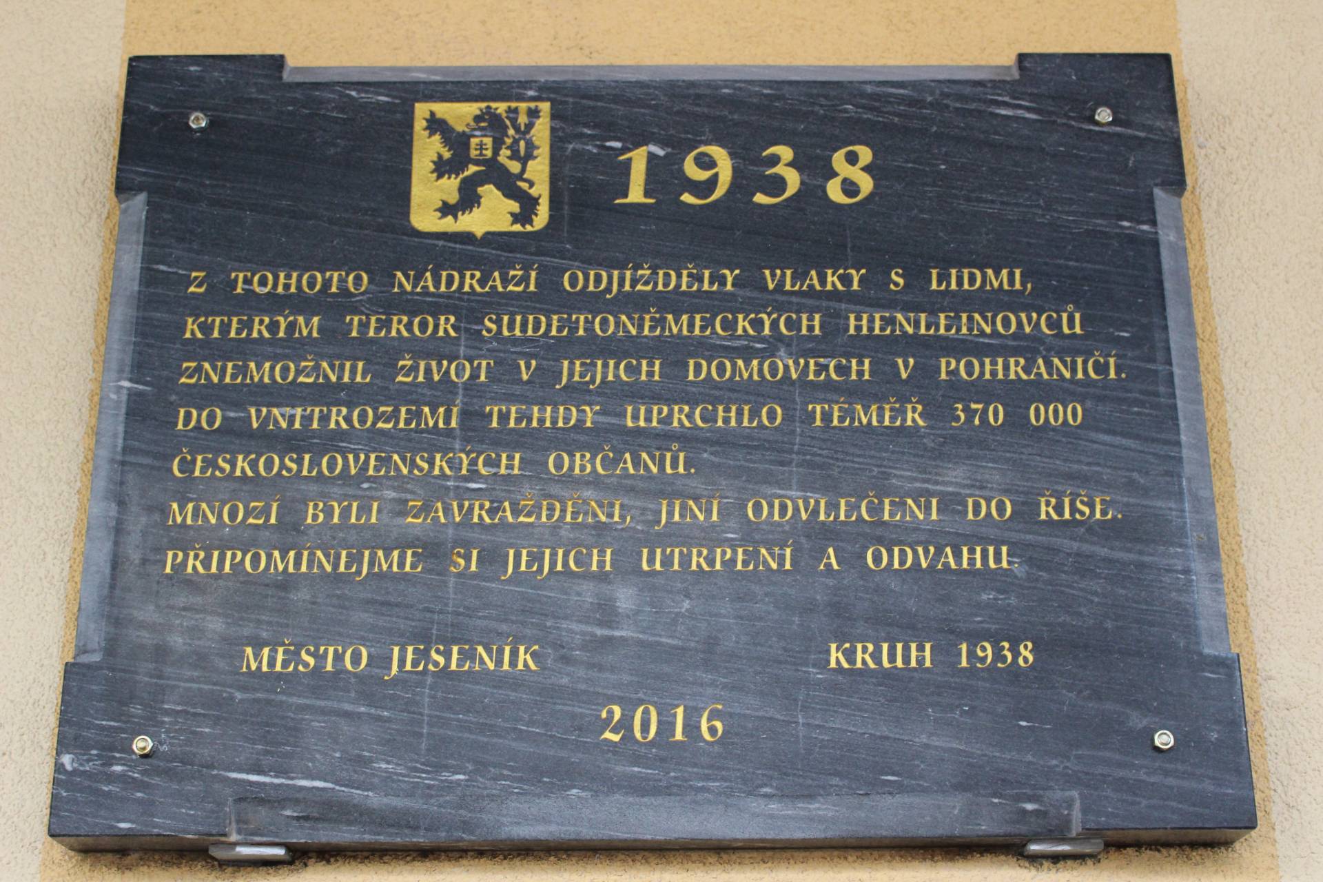 PAMĚTNÍ DESKA PŘIPOMÍNÁ UDÁLOSTI PŘED 78 LETY